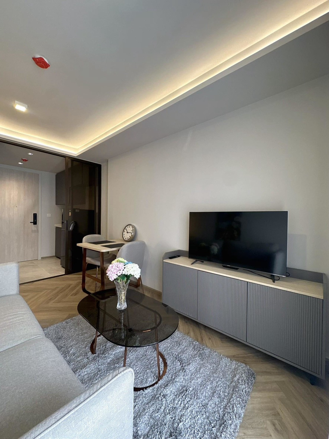 🟢 For rent Chapter Thonglor 25, Minimal Luxury Condo in Soi Thonglor, beautiful room, fully decorated, 1 bedroom, 35 sq m, Pool view ⎯ Convenient travel 🚎 there is a shuttle to pick up and drop off BTS Thonglor/Phrom Phong.