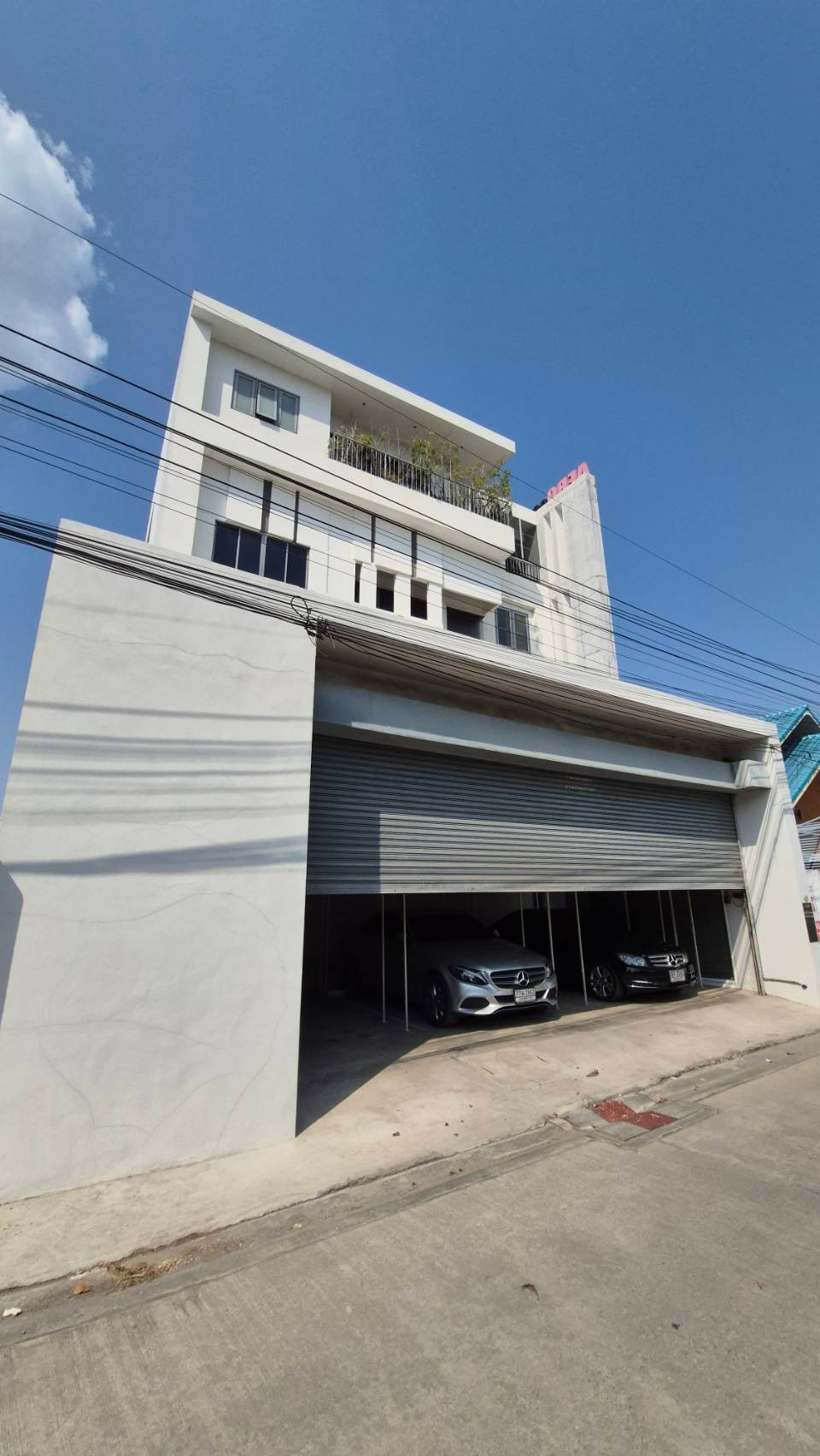 โฮมออฟฟิศ 4 ชั้น พร้อมลิฟต์ส่วนตัวและสระว่ายน้ำ ย่านลาดพร้าว-วังหิน โฮมออฟฟิศ 4 ชั้น พร้อมลิฟต์ส่วนตัวและสระว่ายน้ำ ย่านลาดพร้าว-วังหิน