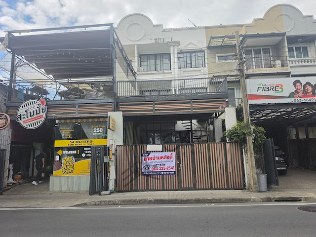 L260145 | 3-story townhome for sale, located right on the road in Soi Ratchada 32. Excellent location with a solid structure; suitable for use as a clinic or office, or as a future investment. L260145 | 3-story townhome for sale, located right on the road in Soi Ratchada 32. Excellent location with a solid structure; suitable for use as a clinic or office, or as a future investment.
