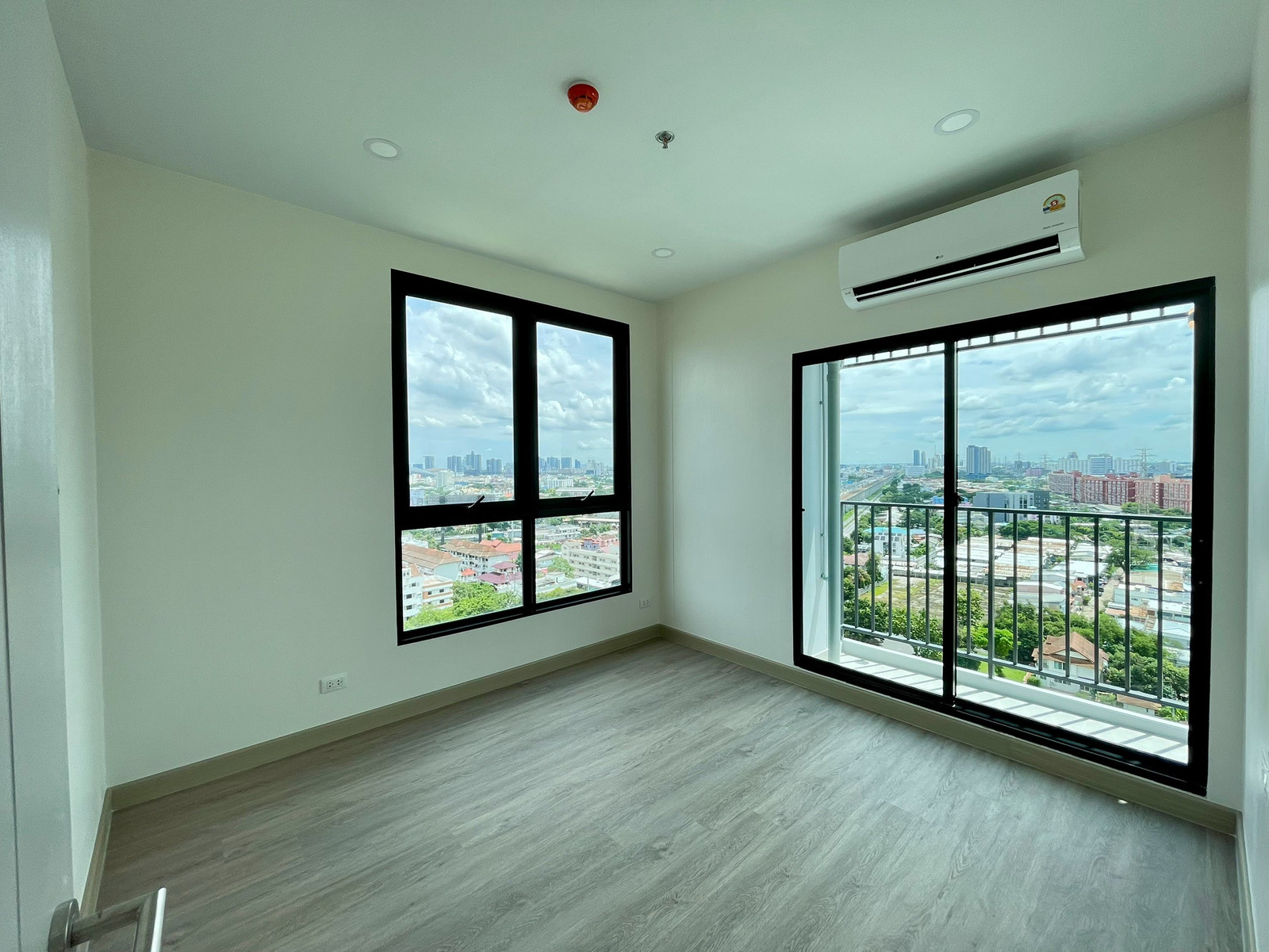 ขายดาวน์คอนโด Supalai Parc Ekkamai Pattanakarn 2 ห้องนอน ห้องมุม วิวเมืองโปร่ง 3.65ลบ. | ติดต่อ 092-196-1444 ขายดาวน์คอนโด Supalai Parc Ekkamai Pattanakarn 2 ห้องนอน ห้องมุม วิวเมืองโปร่ง 3.65ลบ. | ติดต่อ 092-196-1444