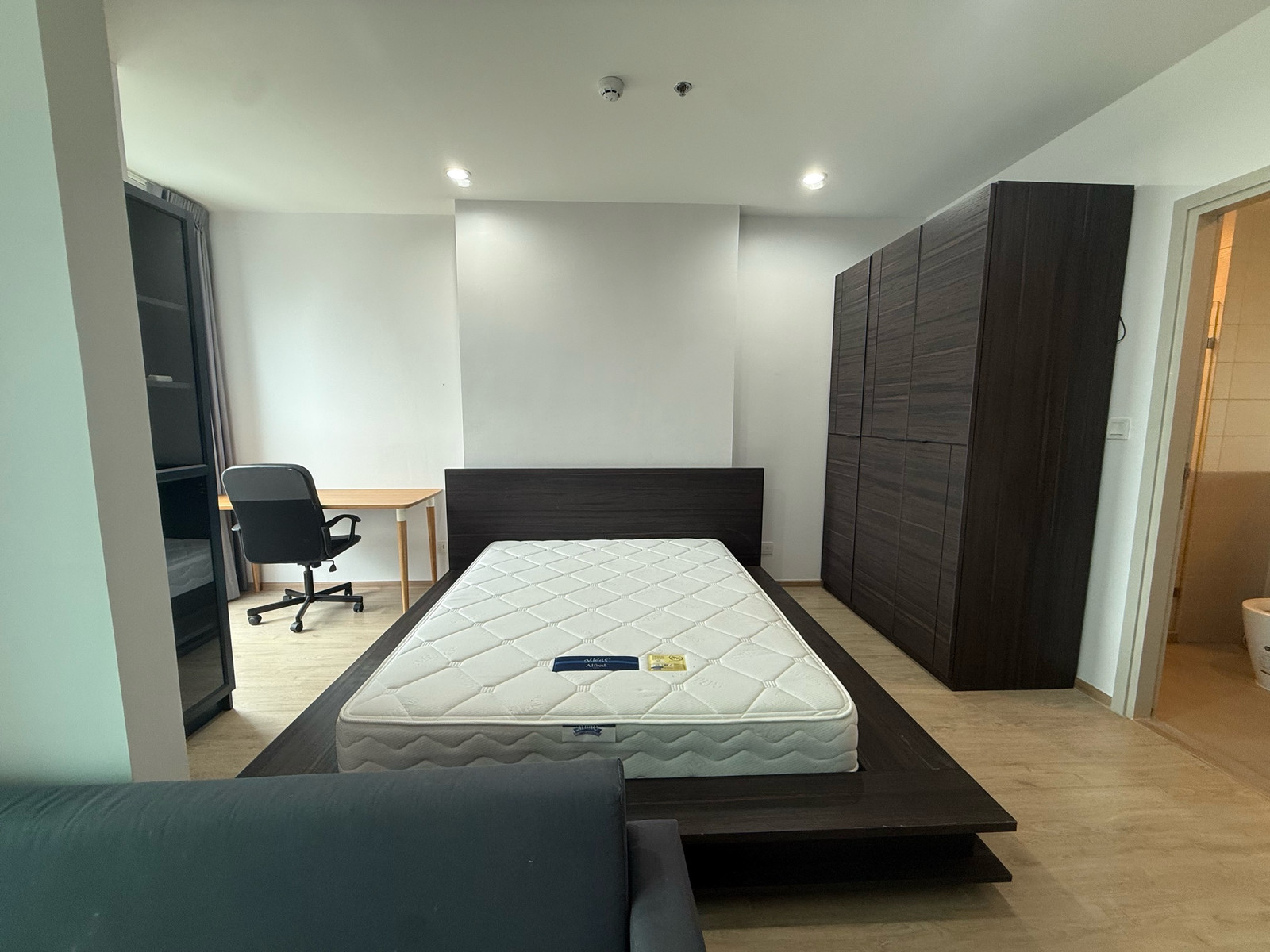 Urgent for rent, 1 bedroom, 25th+ floor, fully furnished, ready to move in, 5 new electrical appliances,  lives in, 3 year contract, cheapest in the building.