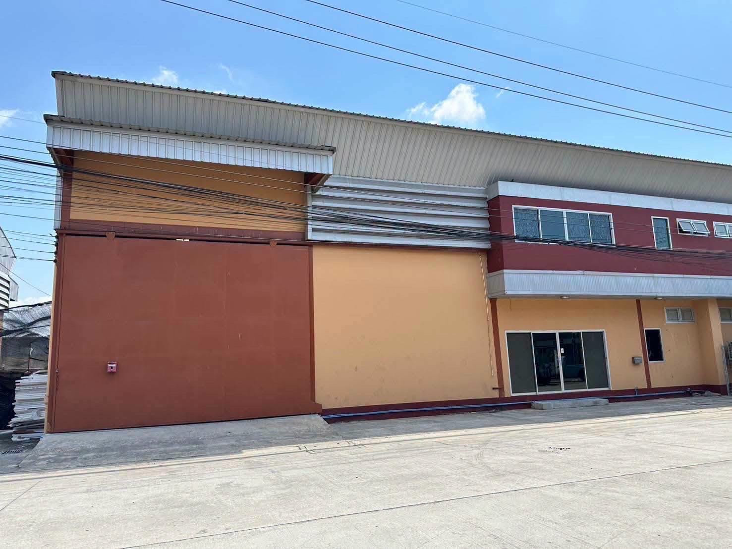 Warehouse for rent, Krathum Baen, containers can enter, there are security guards, CCTV.