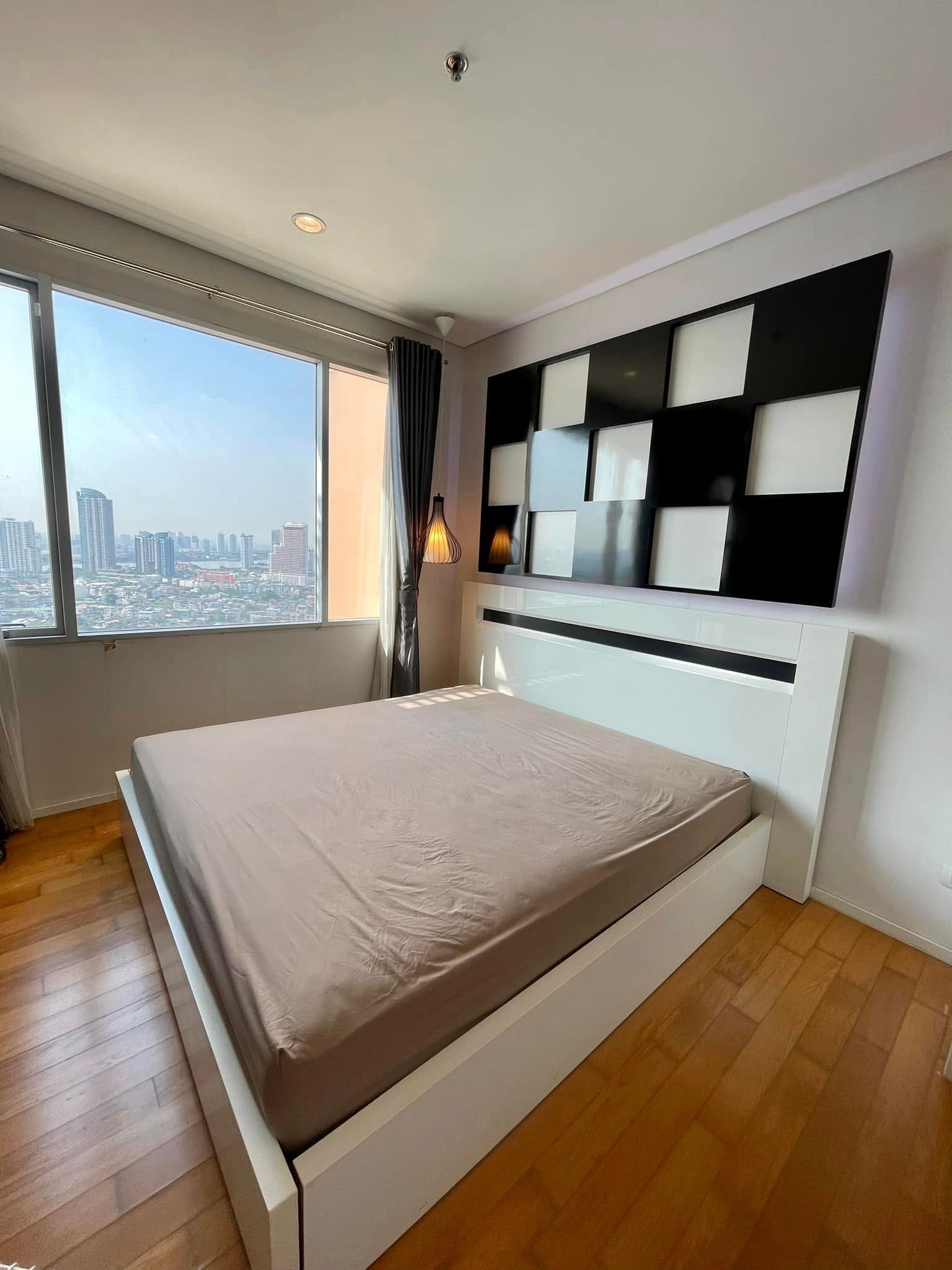 Condo ready to move in, next to BTS Krungthon, beautiful room, complete amenities. Condo ready to move in, next to BTS Krungthon, beautiful room, complete amenities.