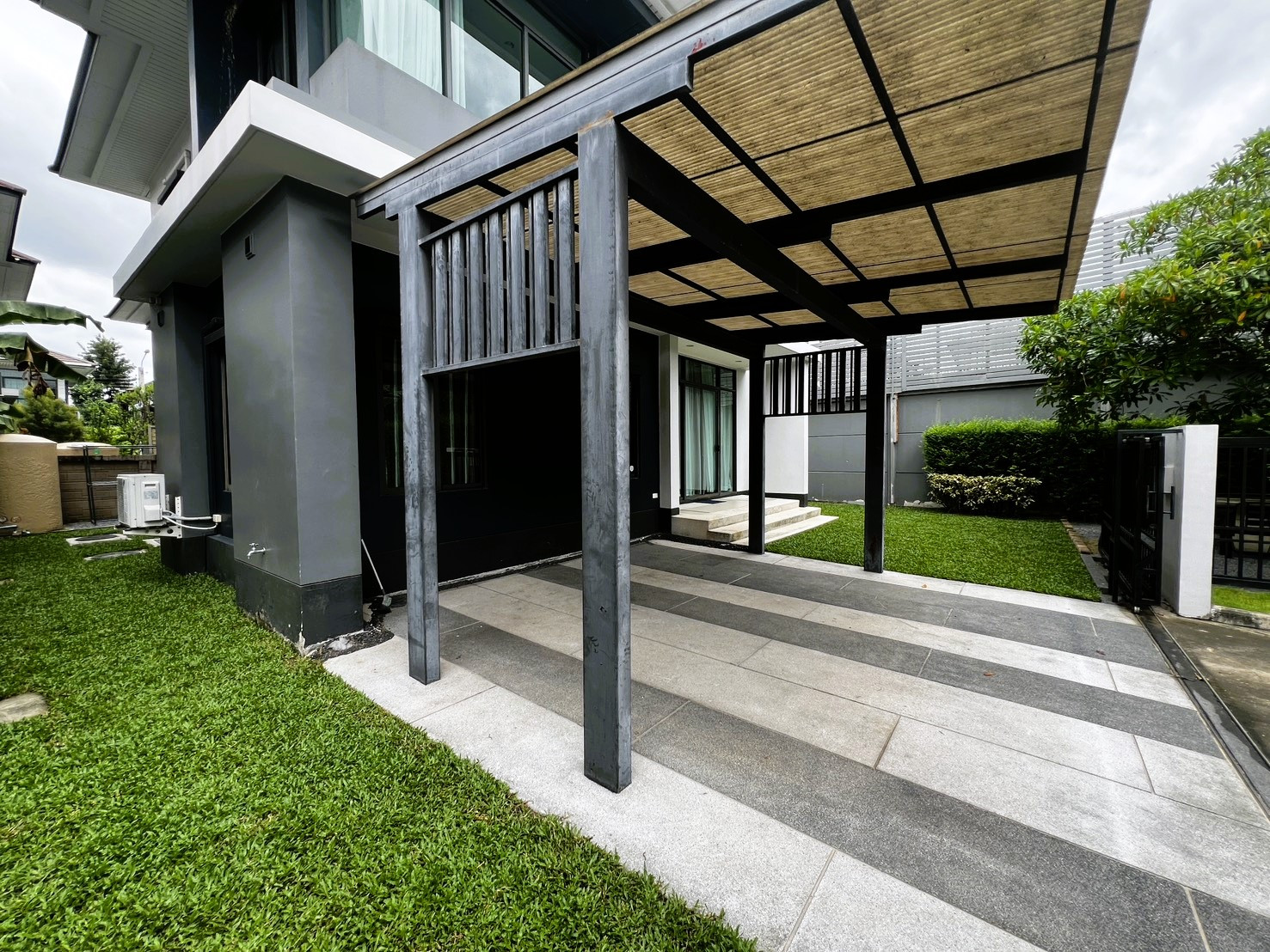 KH0340 ให้เช่าบ้านเดี่ยวหรู 2 ชั้น โครงการ เศรษฐสิริ กรุงเทพกรีฑา ซอย ประชาร่วมใจ หลังมุม ใกล้โรงเรียนนานาชาติไบรตันและเวลลิงตัน เหมาะอยู่อาศัยเป็นครอบครัว ใกล้โรงเรียนลูก สามารถเลี้ยงสัตว์ได้  – รูปที่ 3
