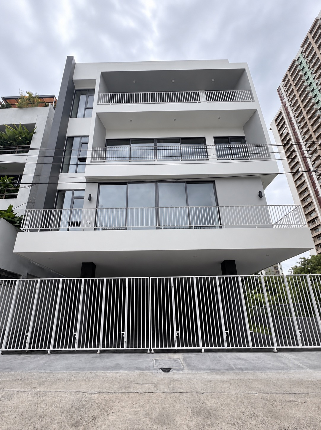 ✨New Home office สร้างใหม่ ติดCentral Rama 9 พื้นที่ 700+ ตร.ม. | ที่ดิน 60 ตร.ว. พร้อมลิฟต์ ถ.พระราม 9 (MRT พระราม 9 ~600 ม. )🚇