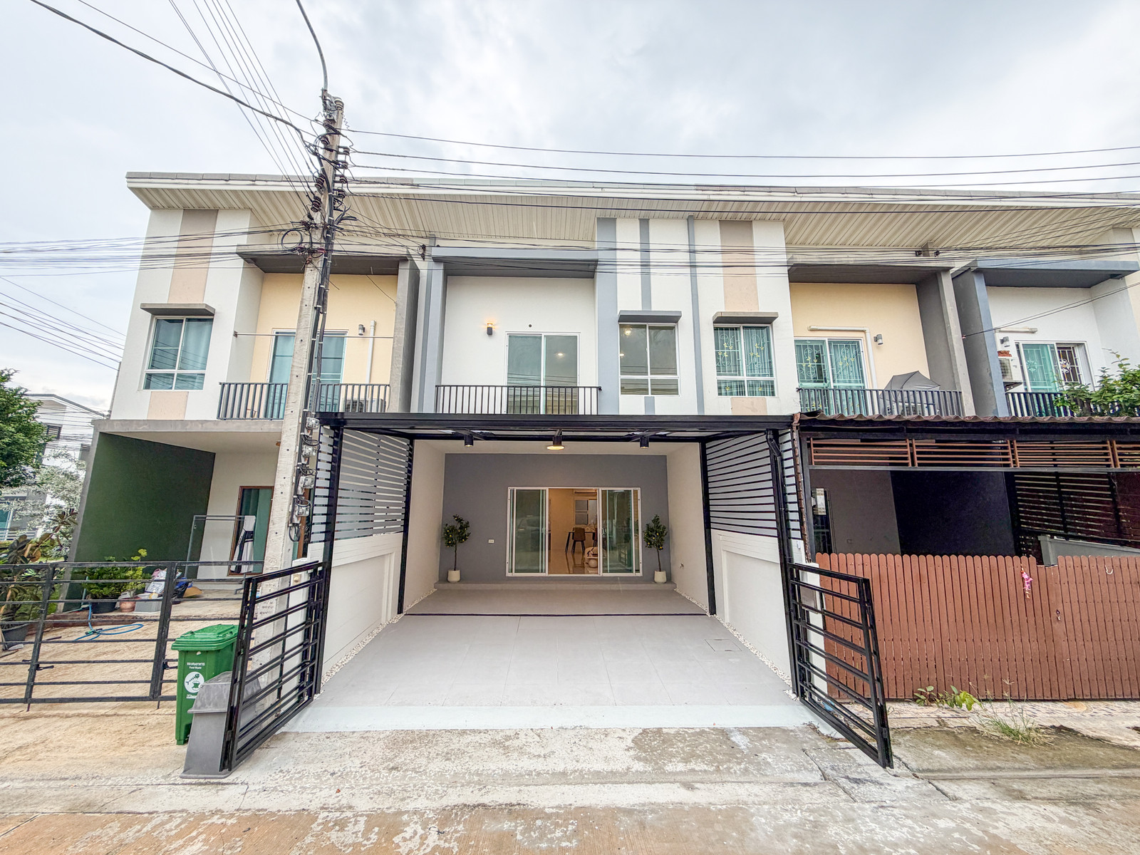 Townhouse for sale, 2 spaces, Pleno Pinklao-Wongwaen. (Soi Wat Som Kliang/Wat Sri Prawat) Newly renovated, complete additions, ready to move in. Townhouse for sale, 2 spaces, Pleno Pinklao-Wongwaen. (Soi Wat Som Kliang/Wat Sri Prawat) Newly renovated, complete additions, ready to move in.