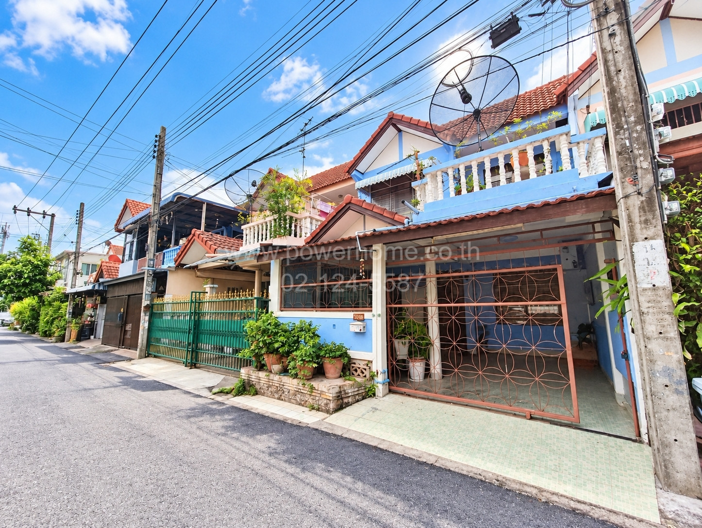 ทาวน์เฮ้าส์ 2 ชั้น หมู่บ้านอยู่เจริญ ซอยเทิดราชัน 47 ทำเลดี ใกล้สนามบินดอนเมือง และใกล้รถไฟฟ้า BTS สายสีแดง โครงการรายล้อมด้วยแหล่งสาธารณูปโภคครบครัน  เดินทางสะดวก – รูปที่ 2