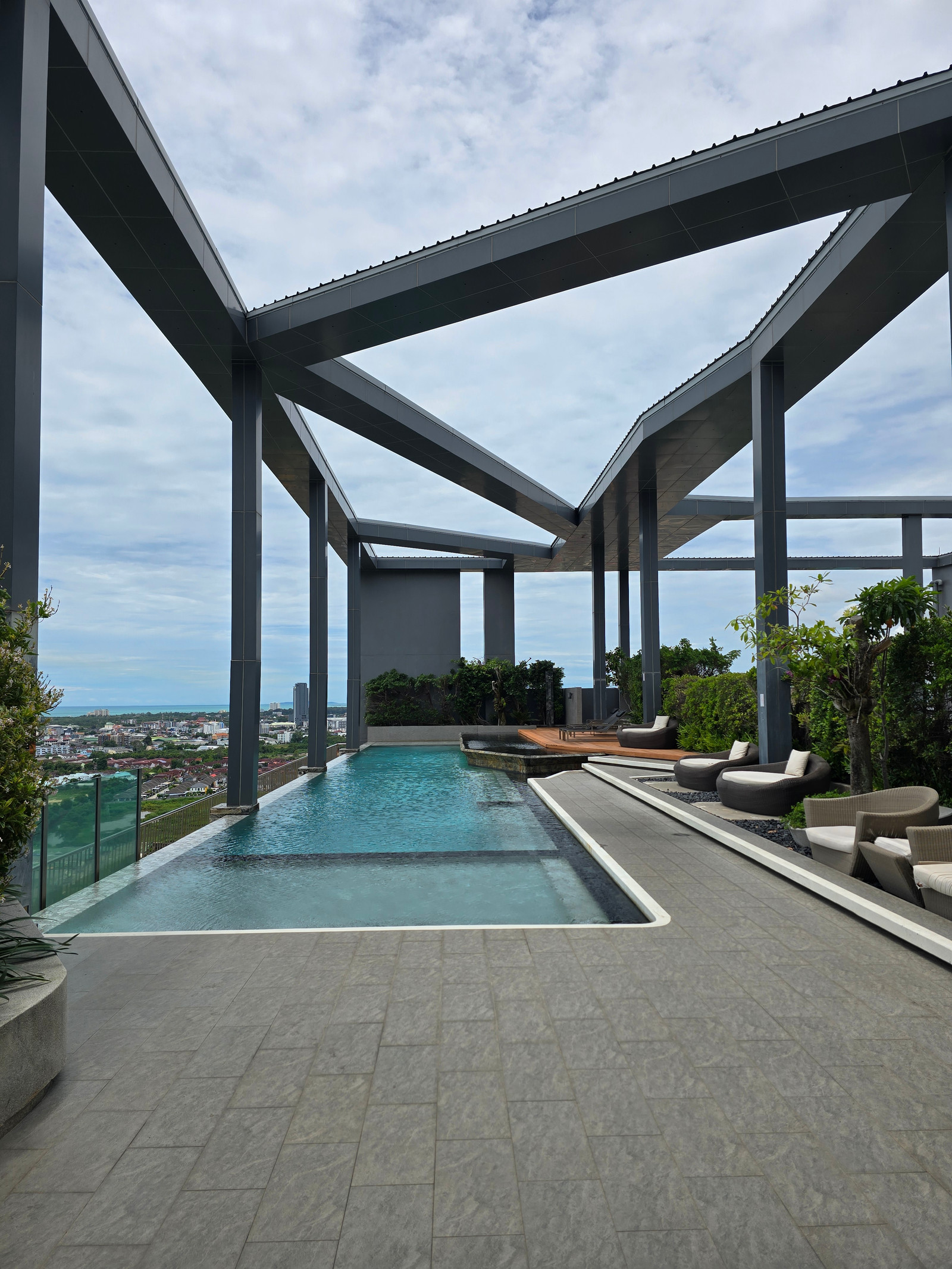 Condo for sale ESCENT Rayong 1, selling for 1,900,000 baht only, including transfer, trendy life, luxurious CONDO style. – รูปที่ 2