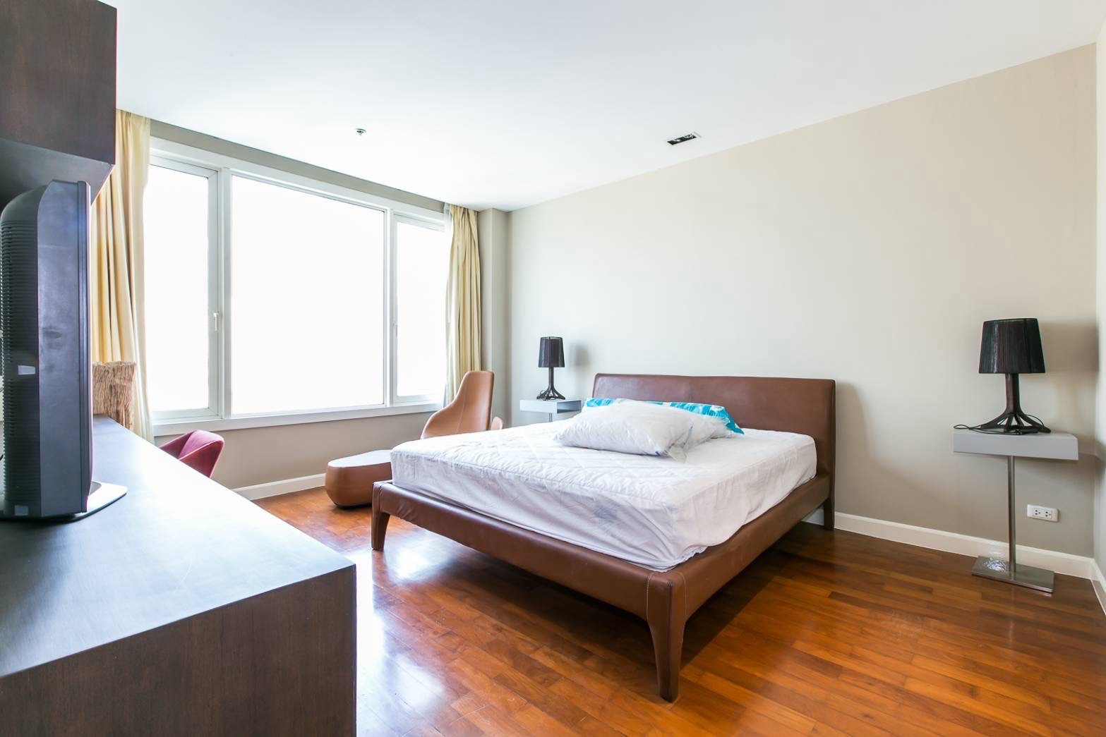 For sale or rent: 3 br 3 bath plus maid quarter size 141.64 sqm (corner unit and Park view)