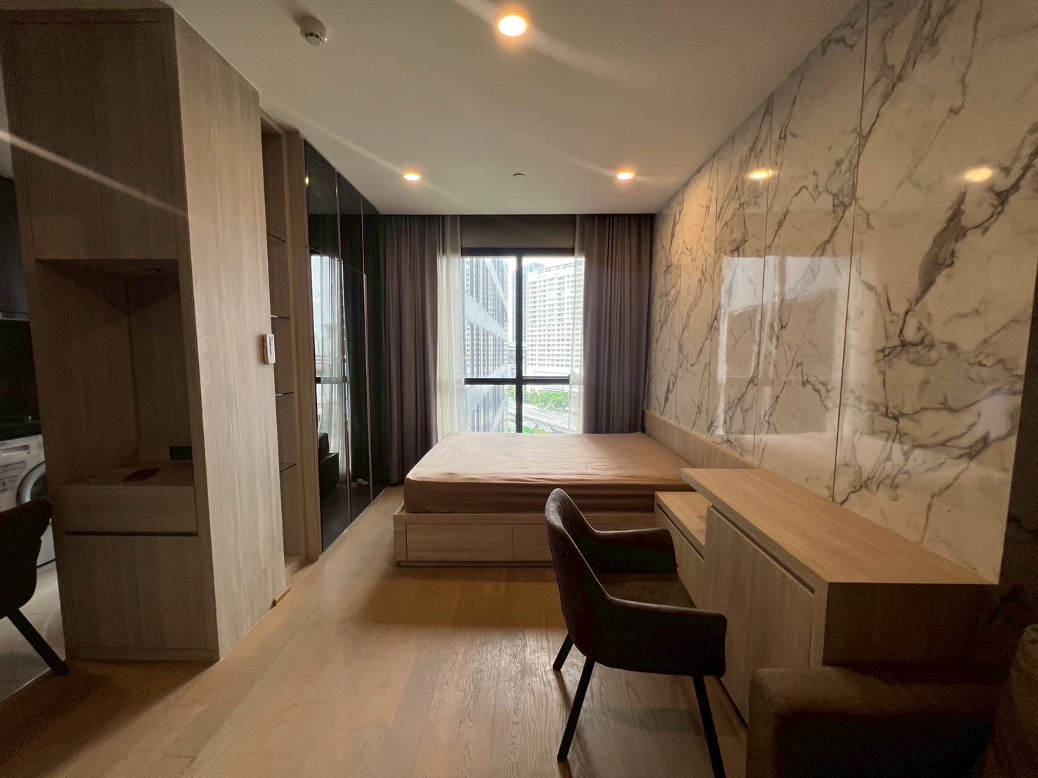 📍For rent!! Ashton Chula - Silom 💥Cheapest right now!! Only 22,000฿ / month💥 (compared to a room of the same size This room is a great value!) 🛋 Studio | 25 sq m. 📞 Contact: Aomam (Agent) Tel / Line ID: 095-587-1692 WhatsApp: +66 95 587 1692 – รูปที่ 4