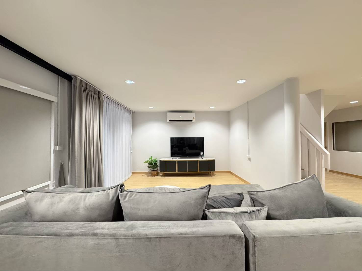 Single house for rent Central location Beautiful house, wide area, peaceful atmosphere, shady, private. Single house for rent Central location Beautiful house, wide area, peaceful atmosphere, shady, private.