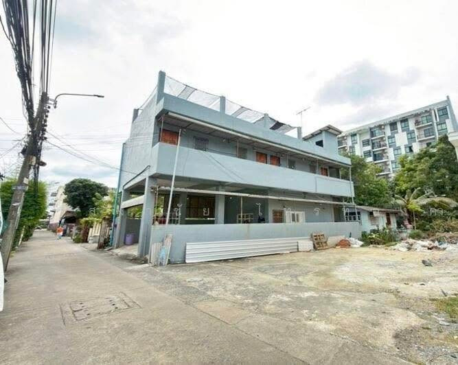 Selling at a loss of 3.2 million 🏢Building ready for apartments, Agnida Serithai