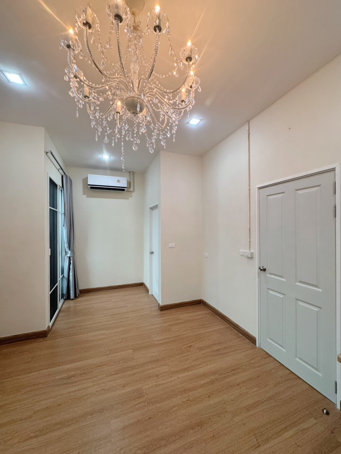 Townhouse for sale, energy saving home, Golden Town, vibhavadi rangsit, prime location near Future Park Rangsit, , suitable for a home office.