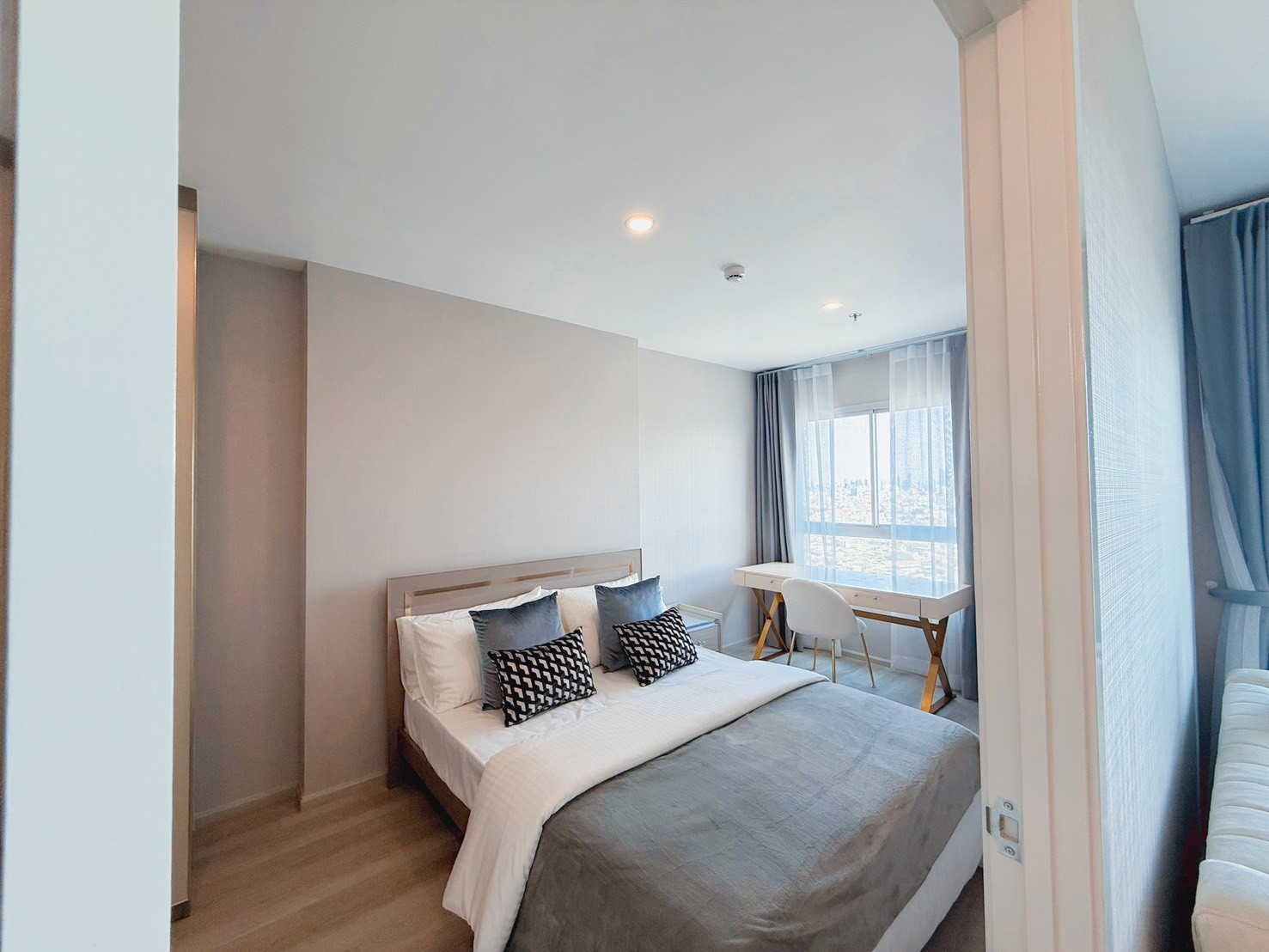 For rent: Elio Sathorn Wutthakat, next to BTS Wutthakat, fully furnished + room 60 sq m. + pool view + washing machine, only 25,000 baht.