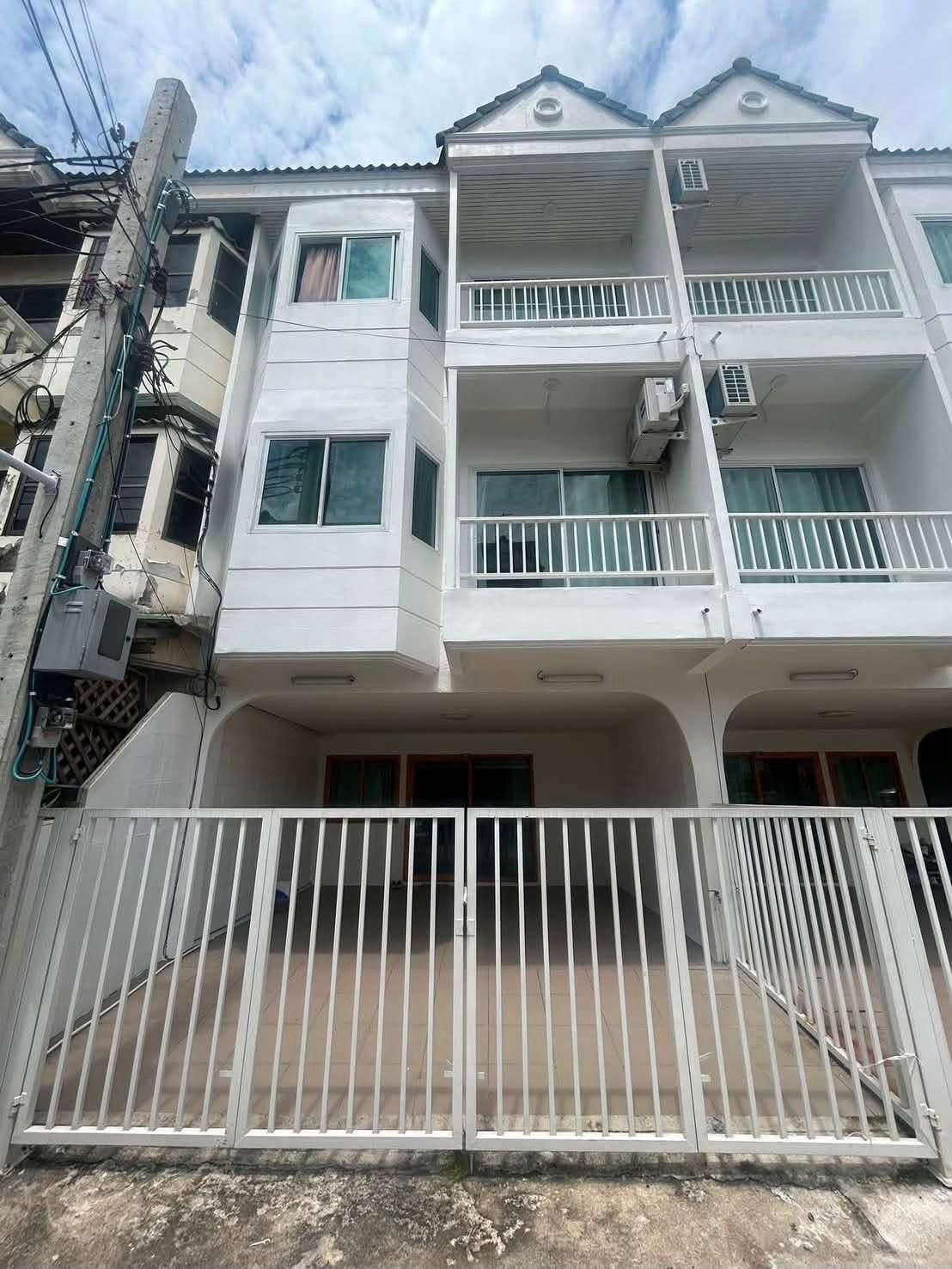 Townhouse for rent near MRT Bang Kraso 📍 Soi Rewadee 75, near the market, convenient travel, area 150 sq m. | Land 20 sq m. 🛏 4 bedrooms | 🛁 3 bathrooms | 🚗 1 parking space 23,000 baht Townhouse for rent near MRT Bang Kraso 📍 Soi Rewadee 75, near the market, convenient travel, area 150 sq m. | Land 20 sq m. 🛏 4 bedrooms | 🛁 3 bathrooms | 🚗 1 parking space 23,000 baht