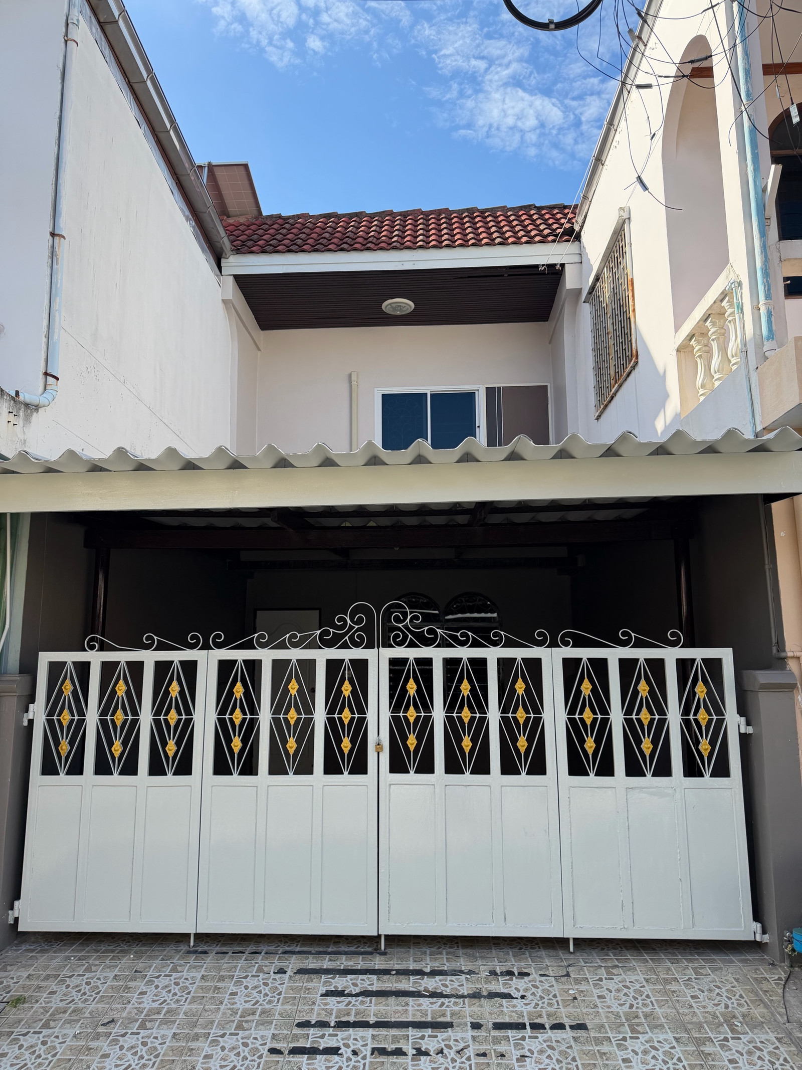 For rent: 2-story townhouse, Hong Prayun Village 1, price 7,500 baht per month. For rent: 2-story townhouse, Hong Prayun Village 1, price 7,500 baht per month.