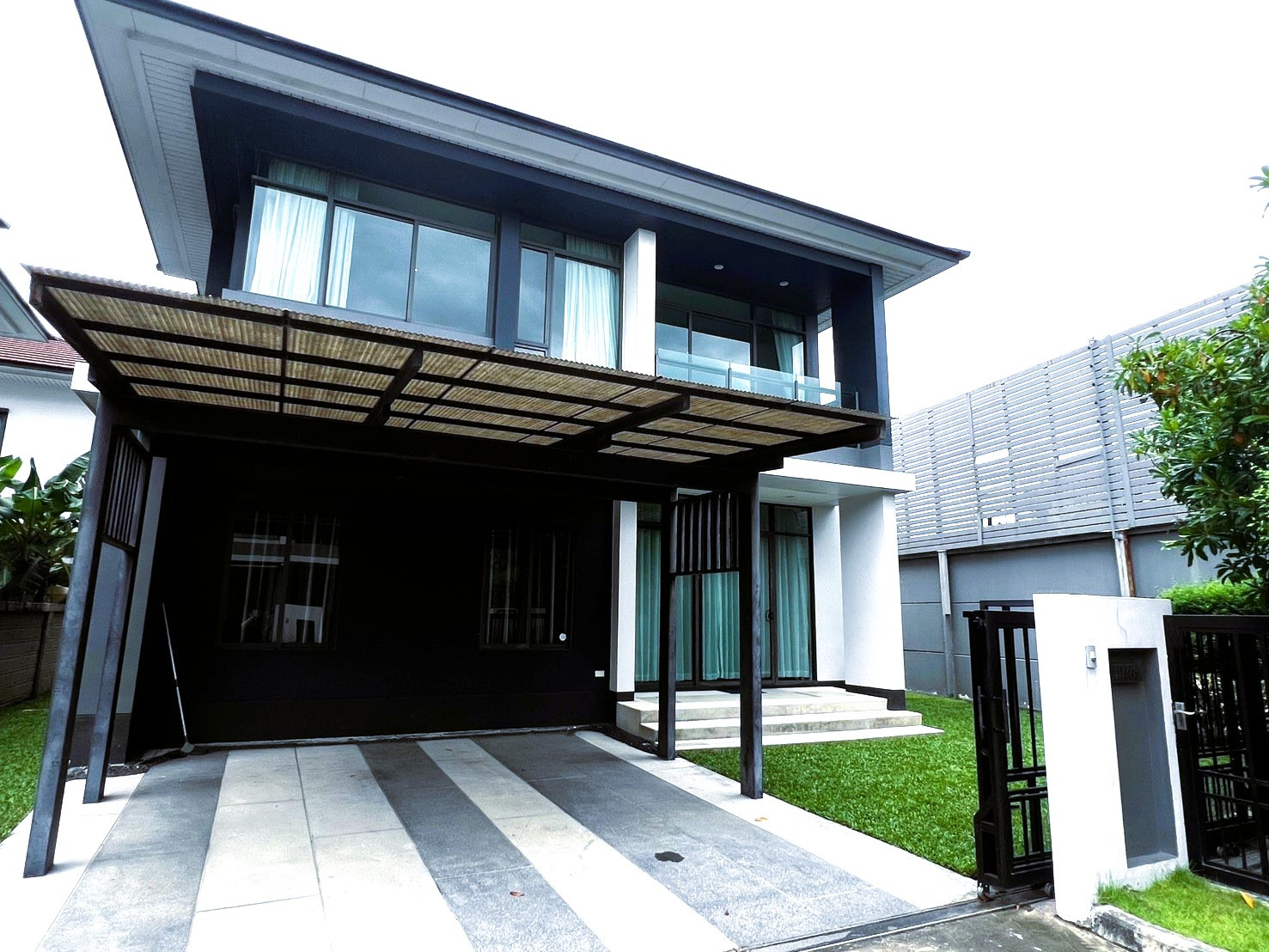 KH0340 ให้เช่าบ้านเดี่ยวหรู 2 ชั้น โครงการ เศรษฐสิริ กรุงเทพกรีฑา ซอย ประชาร่วมใจ หลังมุม ใกล้โรงเรียนนานาชาติไบรตันและเวลลิงตัน เหมาะอยู่อาศัยเป็นครอบครัว ใกล้โรงเรียนลูก สามารถเลี้ยงสัตว์ได้  – รูปที่ 2