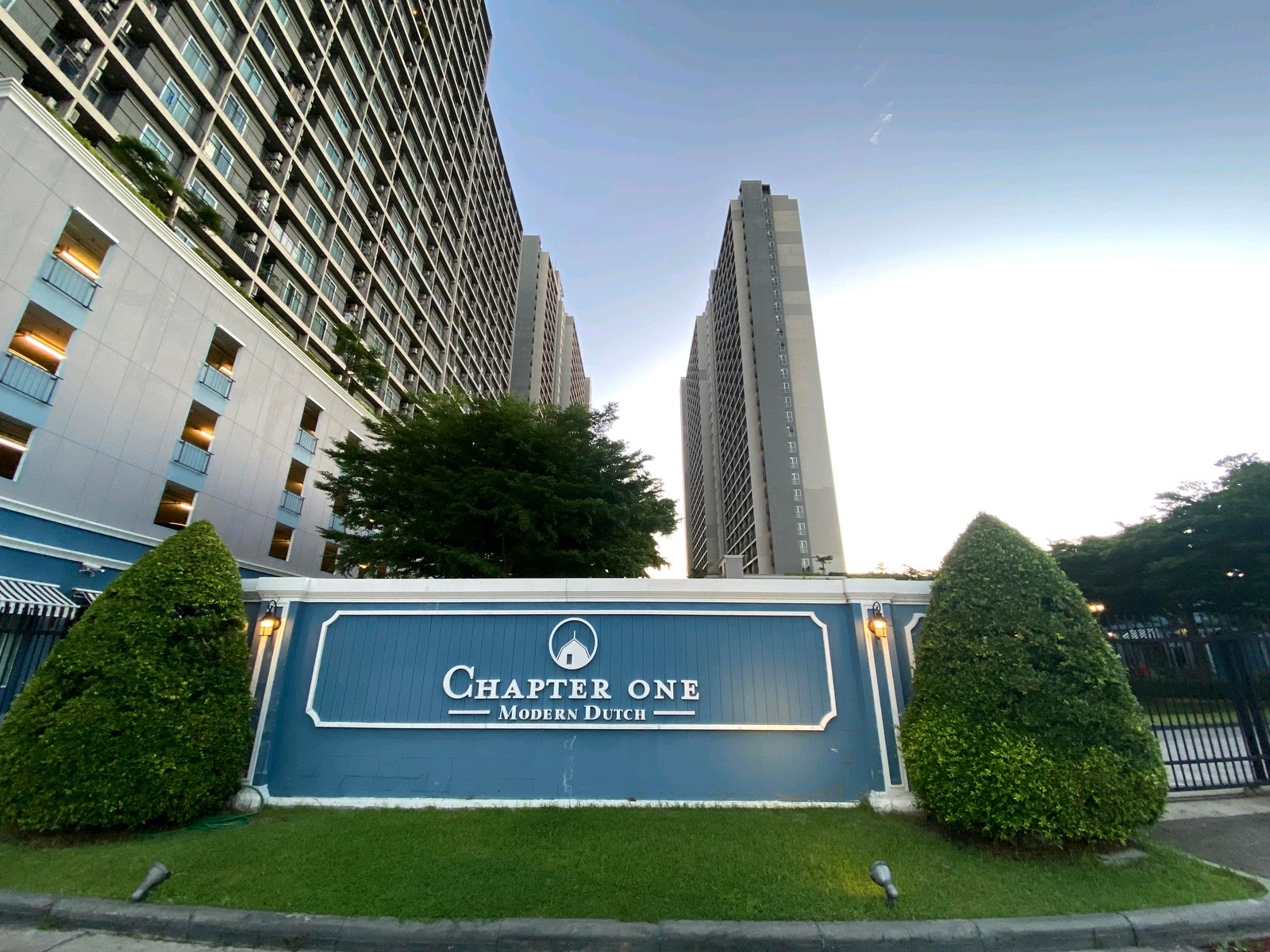 🌷 Condo for rent Chapter One Modern Dutch Rat Burana 33 🌷 ✨ European style waterfront condo — large room, 2 bedrooms, parking for 1 car!! ✨   🏠 Room details - 📏 Area 59 sq m., 10th floor → Beautiful view, cool breeze ​ - 🛏️ 2 bedrooms / 2 bathrooms → Good