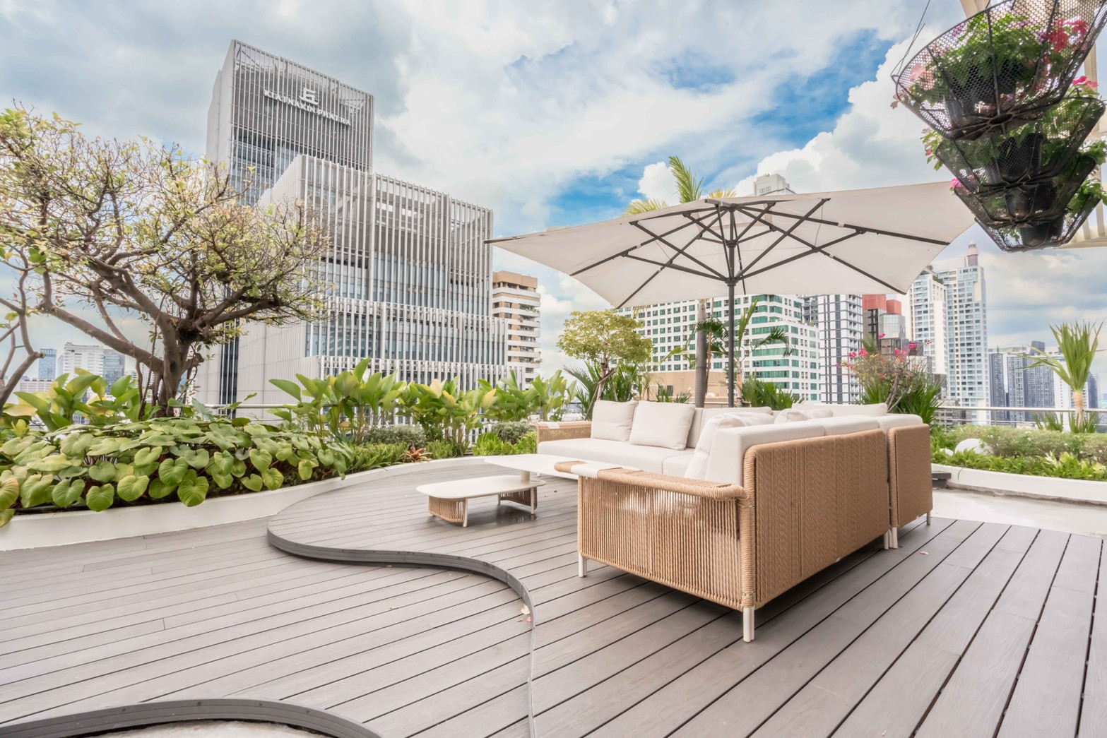 🌟 Urgent! (For Sale) Supalai Premier Place Asoke – Rare 197 sq.m. Renovated High-Floor Unit with Huge Private Terrace & Asoke Skyline Views A rare trophy residence in Asoke CBD. Spanning 197 sq.m. on the 21st floor