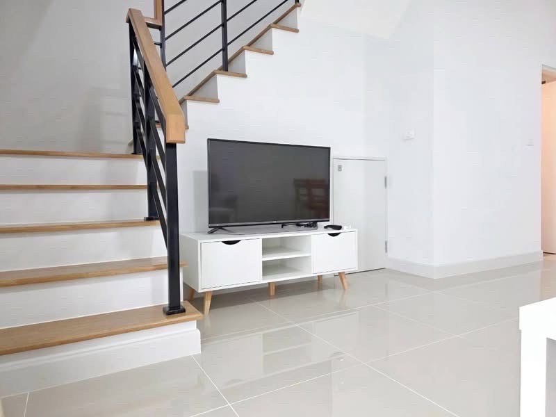 🌟ให้เช่าทาวน์โฮม พลีโน่ สุขุมวิท – บางนา 3 บ้านสวย 2 ชั้น 3 ห้องนอน  2 ห้องน้ำ ทาวน์โฮมตกแต่งบิ้วท์อินสไตล์โมเดิร์น บรรยากาศเงียบสงบ💥ค่าเช่า: 40,000 บาท/เดือน  – รูปที่ 2