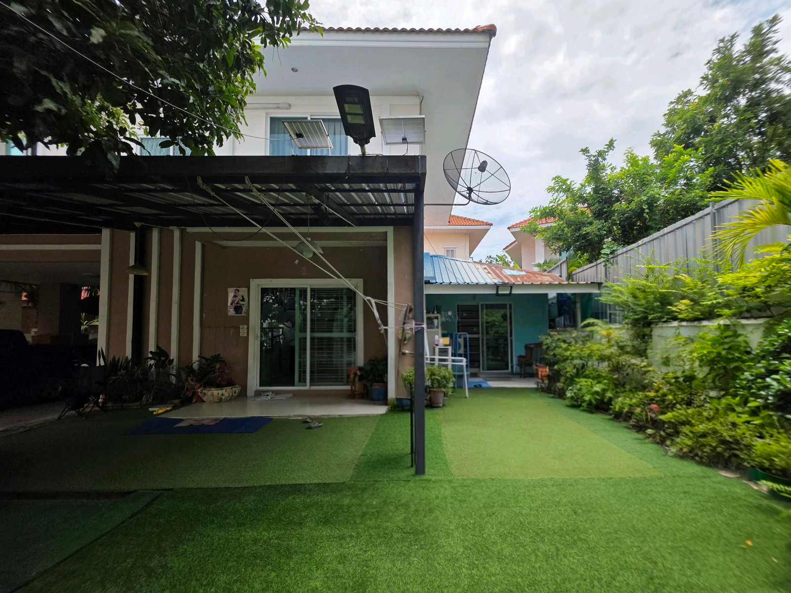Corner detached house, good price, free transfer fee at Lalin Village, Soi Mangkorn. Corner detached house, good price, free transfer fee at Lalin Village, Soi Mangkorn.