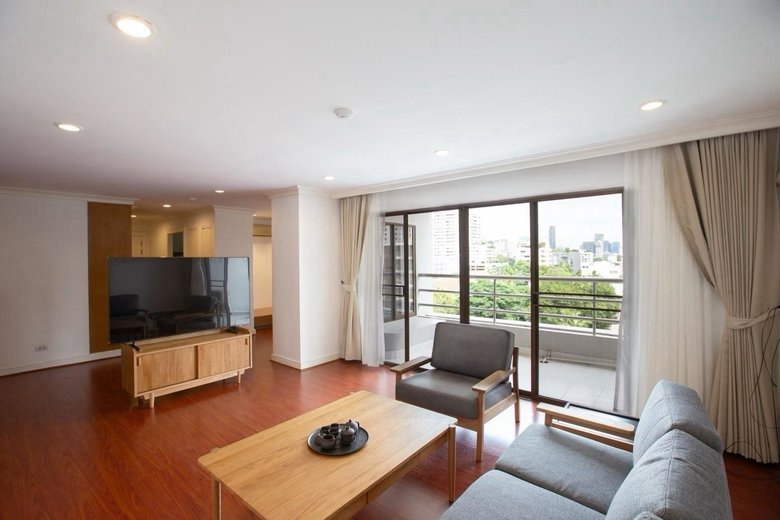 LTH162336 Pet-Friendly Large Duplex Apartment for Rent near BTS Phrom Phong | 378 Sq.m. | 3+1 Beds | 5 Baths | 180K/Month LTH162336 Pet-Friendly Large Duplex Apartment for Rent near BTS Phrom Phong | 378 Sq.m. | 3+1 Beds | 5 Baths | 180K/Month