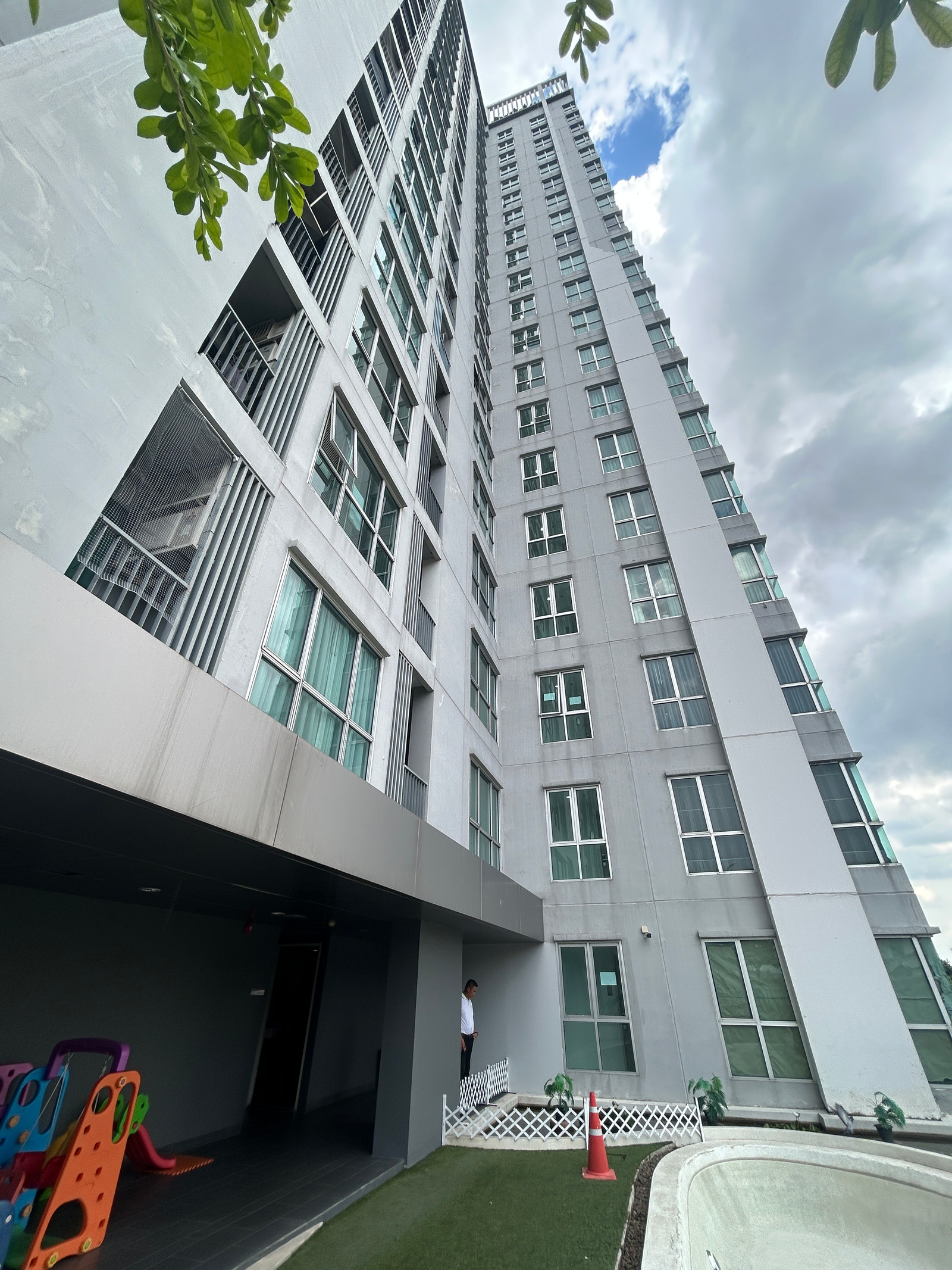 Condo for rent, The Hitel Condominium, 50.06 square meters, 1 bedroom, 1 bathroom, 1 living room, 1 kitchen, on the 18th floor.