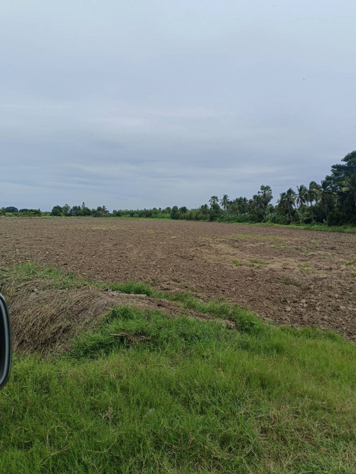 Land for sale 450,000 baht-rai, large plot, still affordable price, has water, has roads on 3 sides, 18 rai 4 ngan 4 sq m. Land for sale 450,000 baht-rai, large plot, still affordable price, has water, has roads on 3 sides, 18 rai 4 ngan 4 sq m.