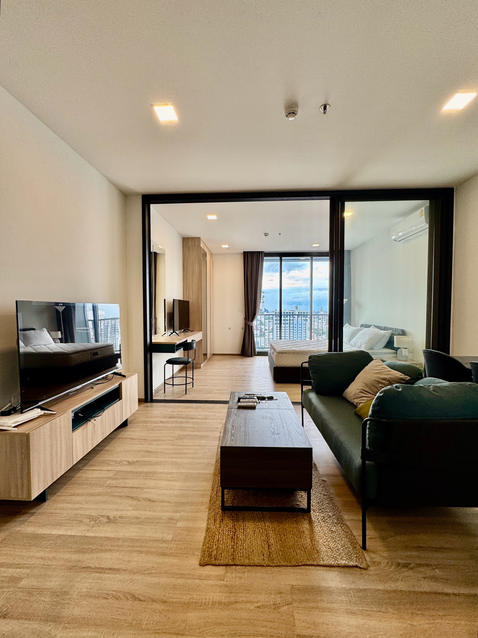 For rent: XT Phayathai, price 22,000 baht, connected to every trip, BTS + ARL Phayathai.