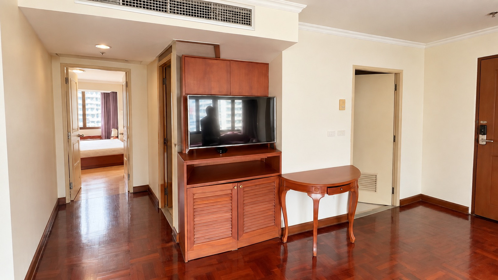 For rent: Omni Tower, Sukhumvit Soi 4, size 77 sq m, rent 25,000 baht/month, near BTS Nana. For rent: Omni Tower, Sukhumvit Soi 4, size 77 sq m, rent 25,000 baht/month, near BTS Nana.
