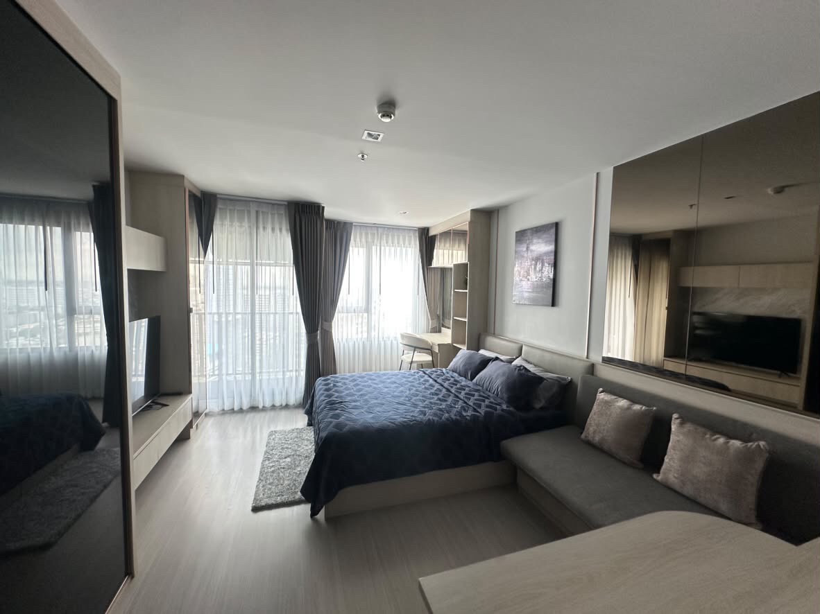 New room, never rented out Can walk to BTS Lat Phrao Intersection. The room is beautifully decorated.