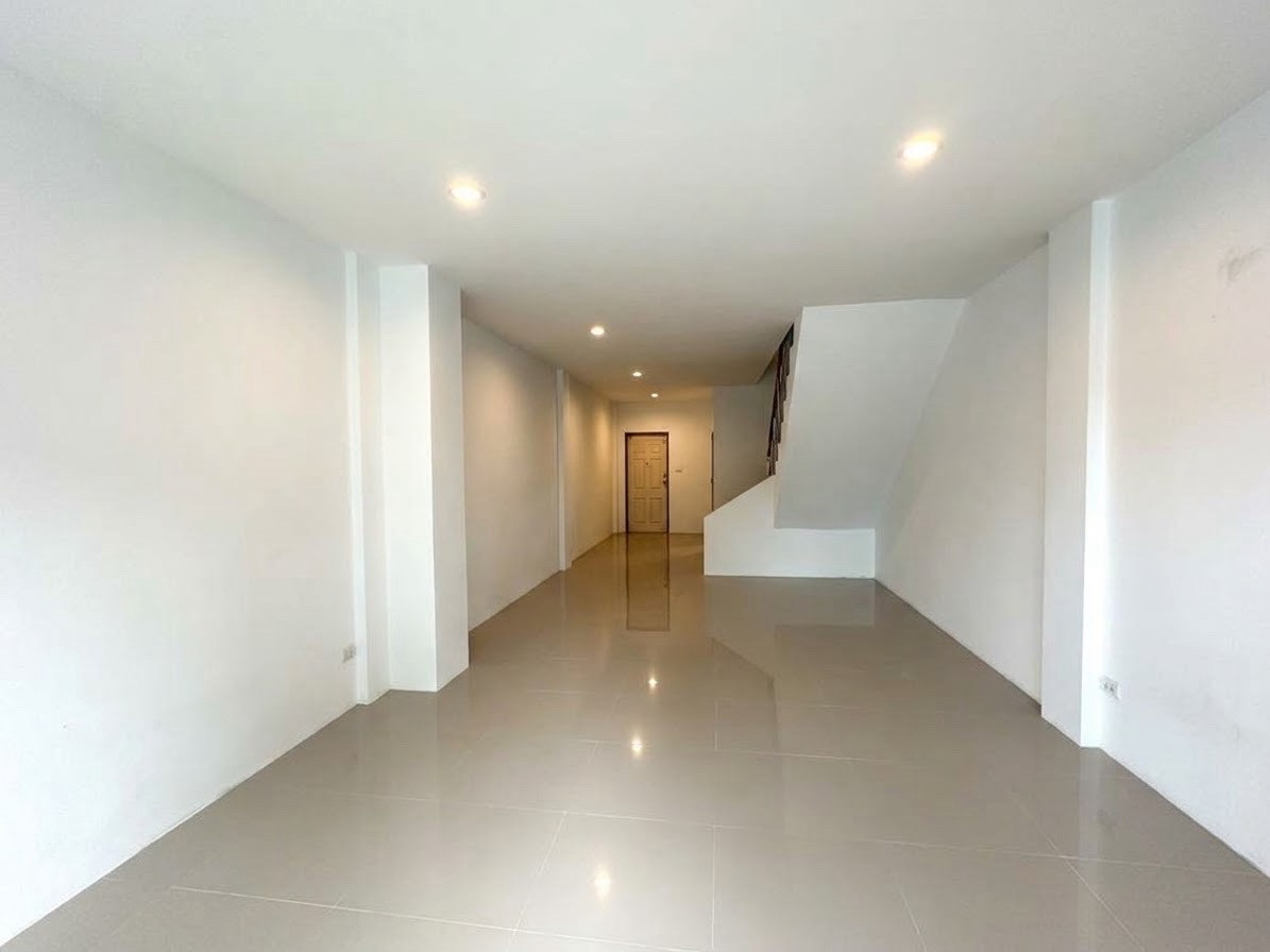 3-story townhome, newly renovated,  selling it himself, very good location, 3 minutes to Seacon. – รูปที่ 4