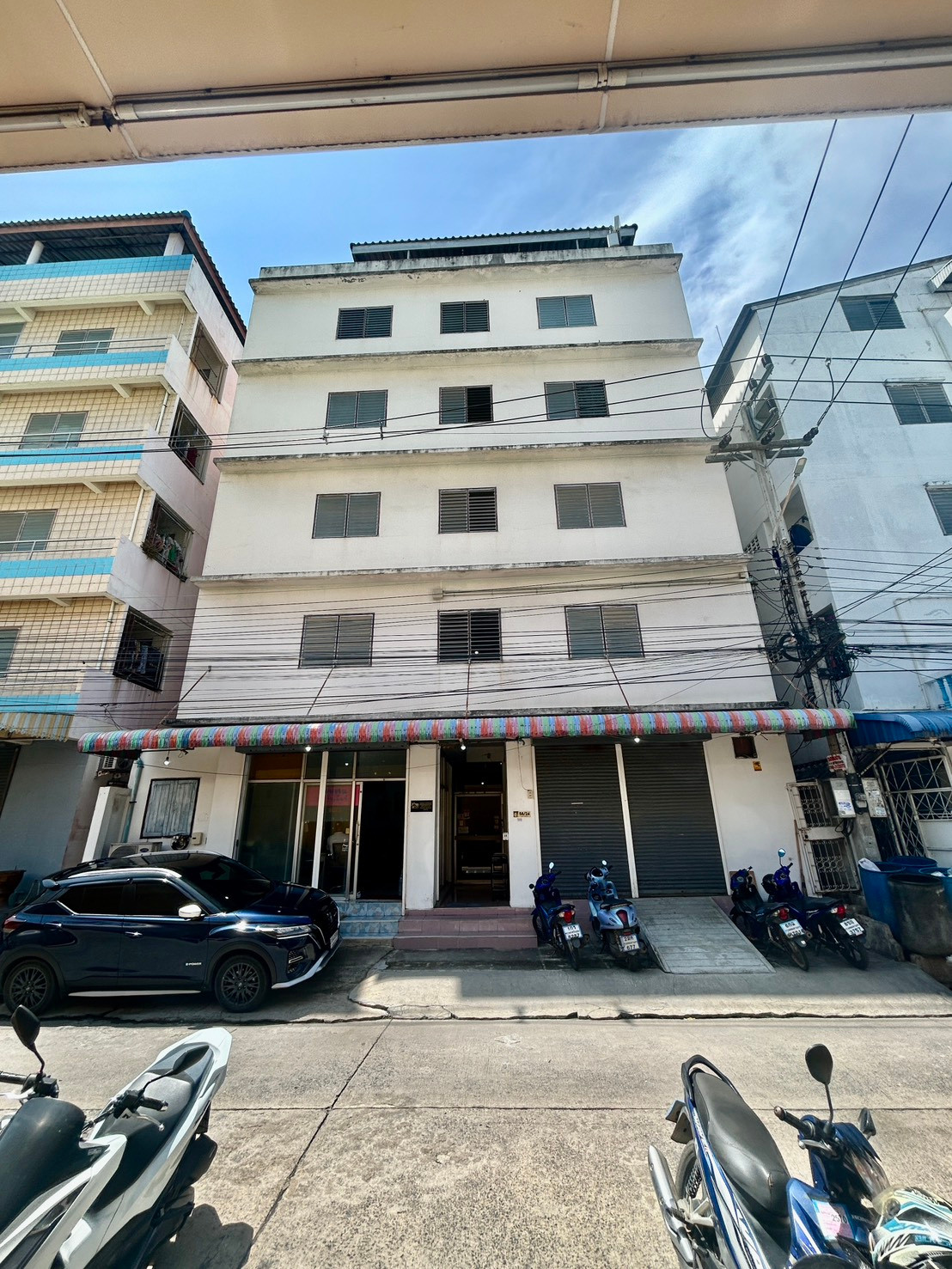Dormitory for sale in Nava Nakhon Pathum Thani, Soi 19, area 59.4 square meters, 5 floors, 45 rooms, has a motorbike parking room, air conditioning room, furniture room, empty room, every room has a fan.