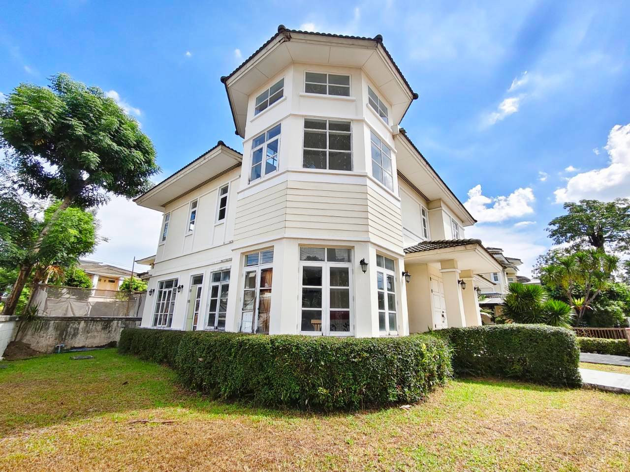 🔥Large plot of land With house structure Ready to renovate to your own style. Very good location, Yothin Phatthana | 7 minutes to Central Eastville. 🔥Large plot of land With house structure Ready to renovate to your own style. Very good location, Yothin Phatthana | 7 minutes to Central Eastville.