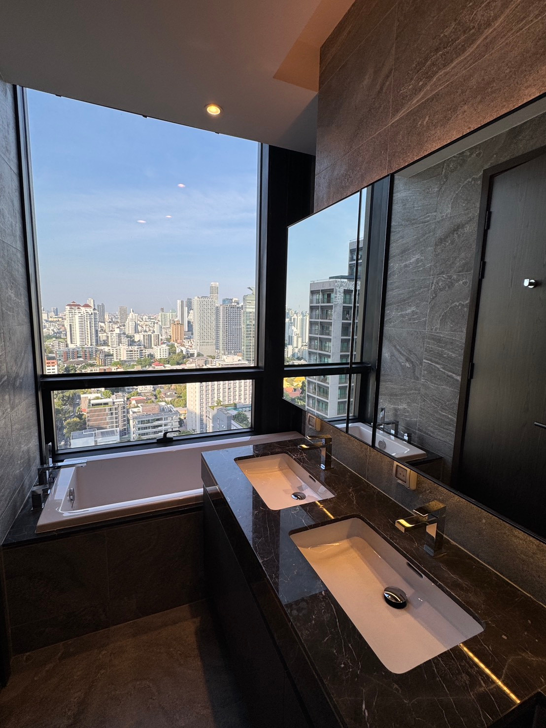 ให้เช่า ✨The Esse Sukhumvit 36 ✨2 ห้องนอน เฟอร์ครบ มีอ่างอาบน้ำ🛁 เดินทางสะดวกติดถนนสุขุมวิท และBTS ทองหล่อ  🚅💕 – รูปที่ 3