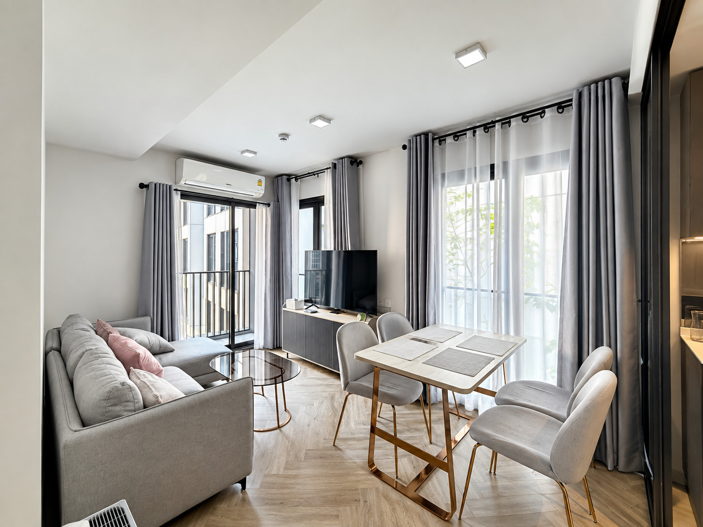 🟢 For rent Chapter Thonglor 25, Minimal Luxury Condo in Soi Thonglor, beautiful room, fully decorated, 2 bedrooms, 2 bathrooms, 58 sq m., south balcony ⎯ convenient travel 🚎 there is a shuttle to pick up and drop off BTS Thonglor/Phrom Phong. 🟢 For rent Chapter Thonglor 25, Minimal Luxury Condo in Soi Thonglor, beautiful room, fully decorated, 2 bedrooms, 2 bathrooms, 58 sq m., south balcony ⎯ convenient travel 🚎 there is a shuttle to pick up and drop off BTS Thonglor/Phrom Phong.