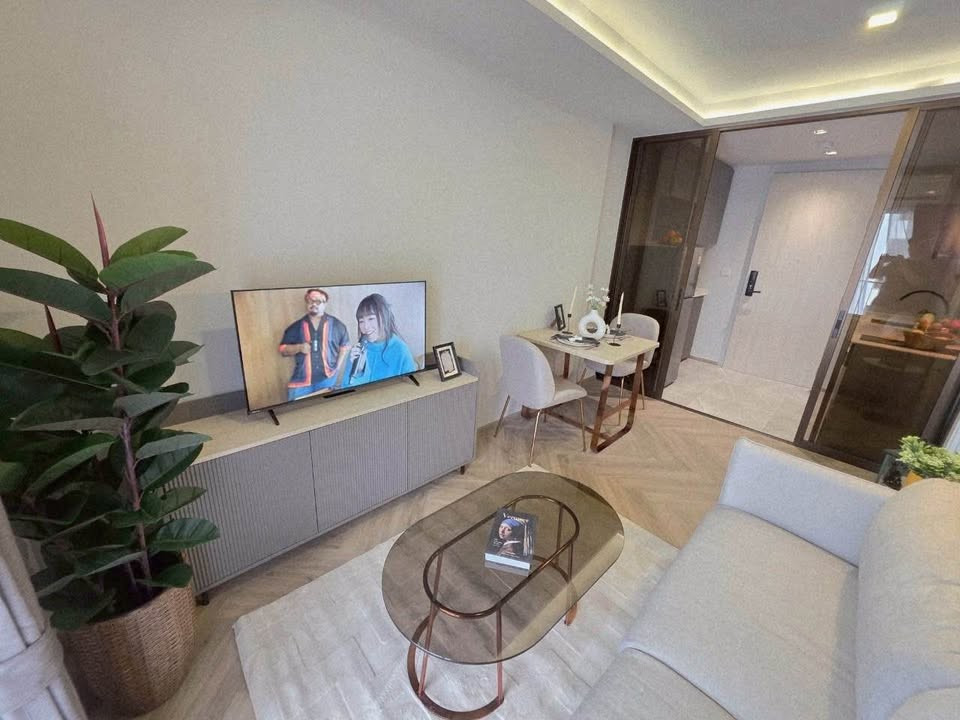 🟢 For rent Chapter Thonglor 25, Minimal Luxury Condo in Soi Thonglor, beautiful room, fully decorated, 1 bedroom, 35 sq m, north balcony, pool view ⎯ convenient travel 🚎 there is a shuttle to pick up and drop off BTS Thonglor/Phrom Phong. 🟢 For rent Chapter Thonglor 25, Minimal Luxury Condo in Soi Thonglor, beautiful room, fully decorated, 1 bedroom, 35 sq m, north balcony, pool view ⎯ convenient travel 🚎 there is a shuttle to pick up and drop off BTS Thonglor/Phrom Phong.