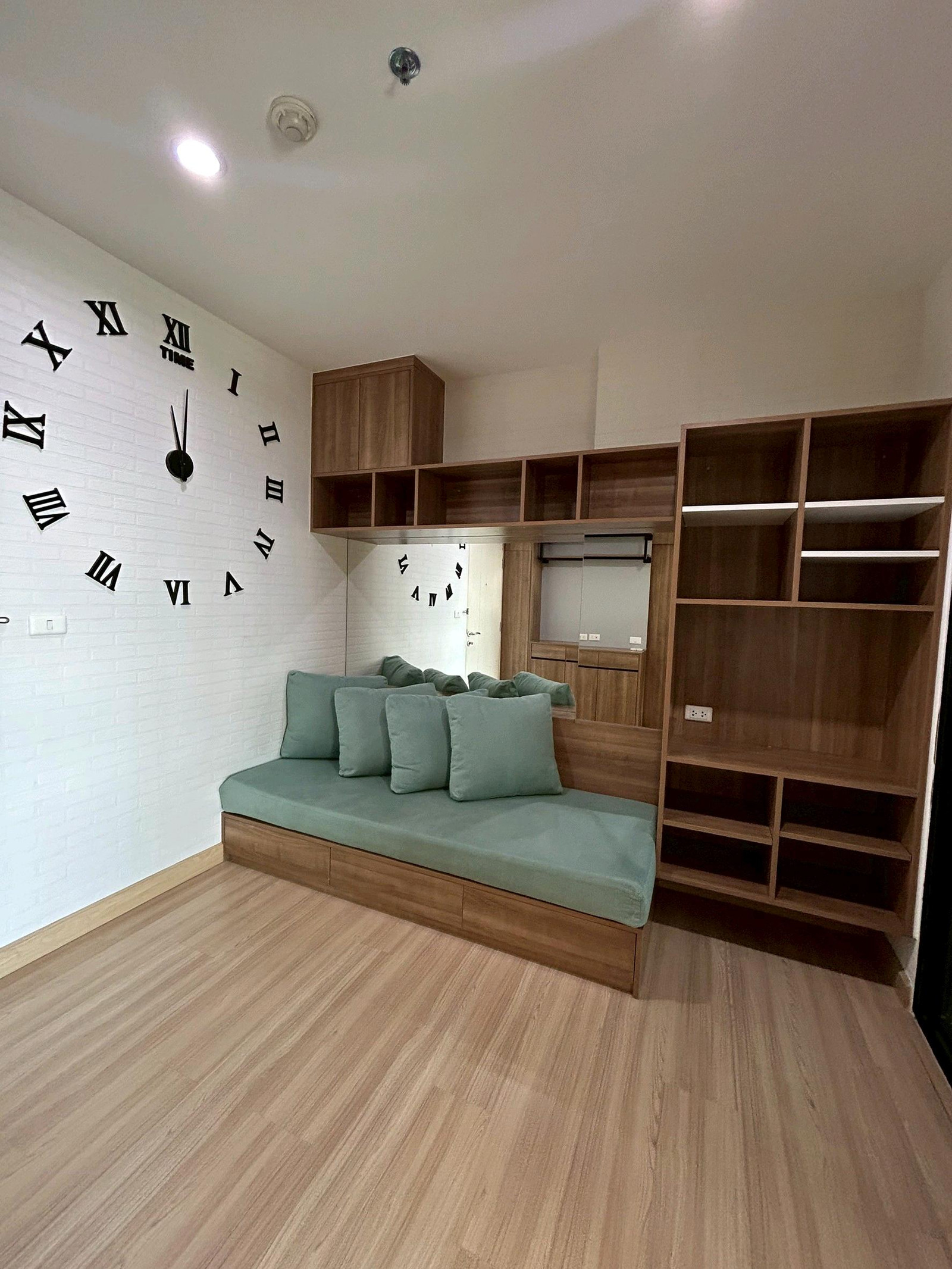 Condo fully furnished, ready to move in or buy to receive immediate income