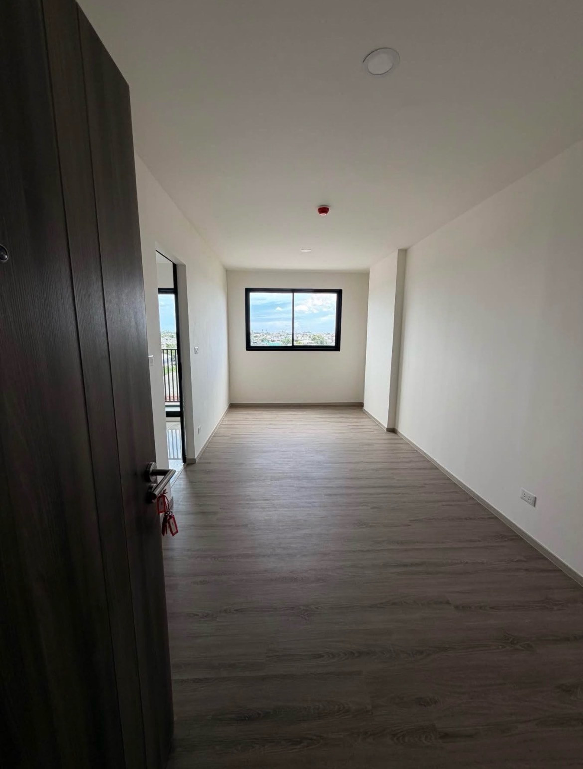 Golden opportunity at VVIP price! Selling down payment at cost, no additional fees, The Origin Bang Khae, south side, beautiful view, new condo, Pet Friendly, near Seacon Bang Khae. The contract price is only 1.2 million baht.