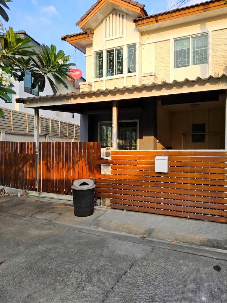Townhome for rent on the edge of Pruksa Ville 32 (Rama 2 Soi 74) Townhome for rent on the edge of Pruksa Ville 32 (Rama 2 Soi 74)