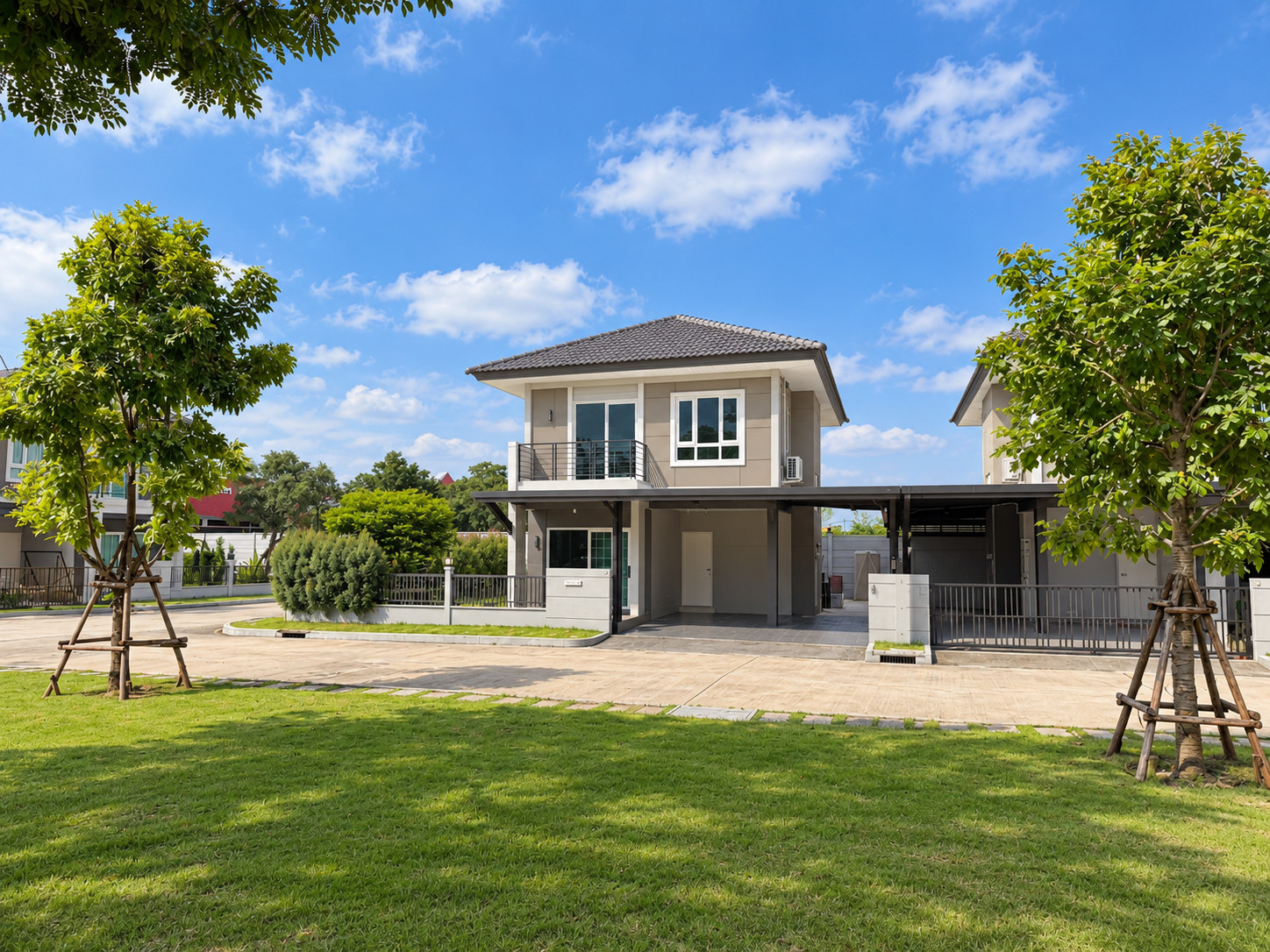 Urgent sale! 2-storey detached house, corner house, dead end alley, special plot, near Robinson department store, 1 minute.