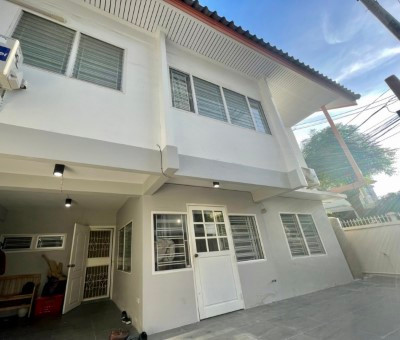 2-story detached house for rent, Suthisan Road, near MRT Suthisan 500 meters. Air conditioned, fully furnished, 5 bedrooms, 2 bathrooms, monthly rental price 40,000 baht/month. 2-story detached house for rent, Suthisan Road, near MRT Suthisan 500 meters. Air conditioned, fully furnished, 5 bedrooms, 2 bathrooms, monthly rental price 40,000 baht/month.