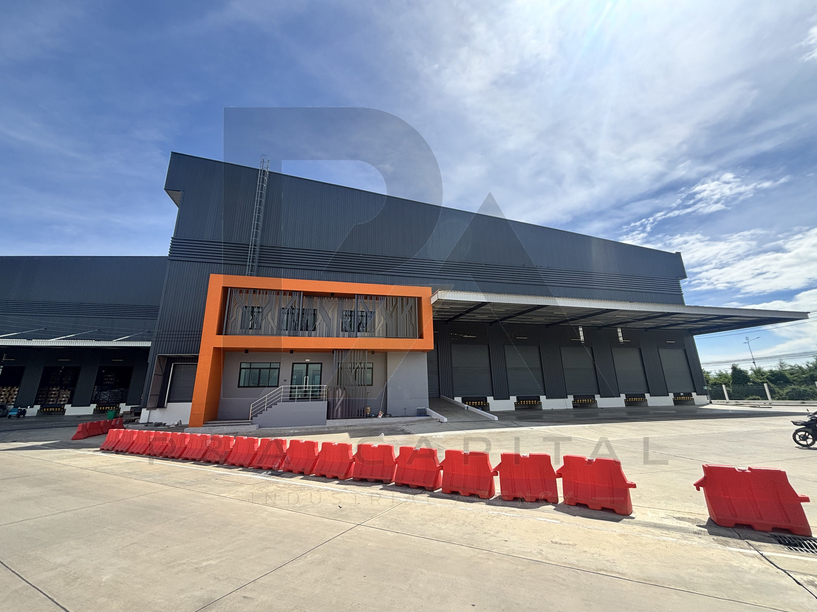 Large warehouse with 2-story office (Bang Phli - Samut Prakan) for rent, size 6,179 sq m + office space 168 sq m.
