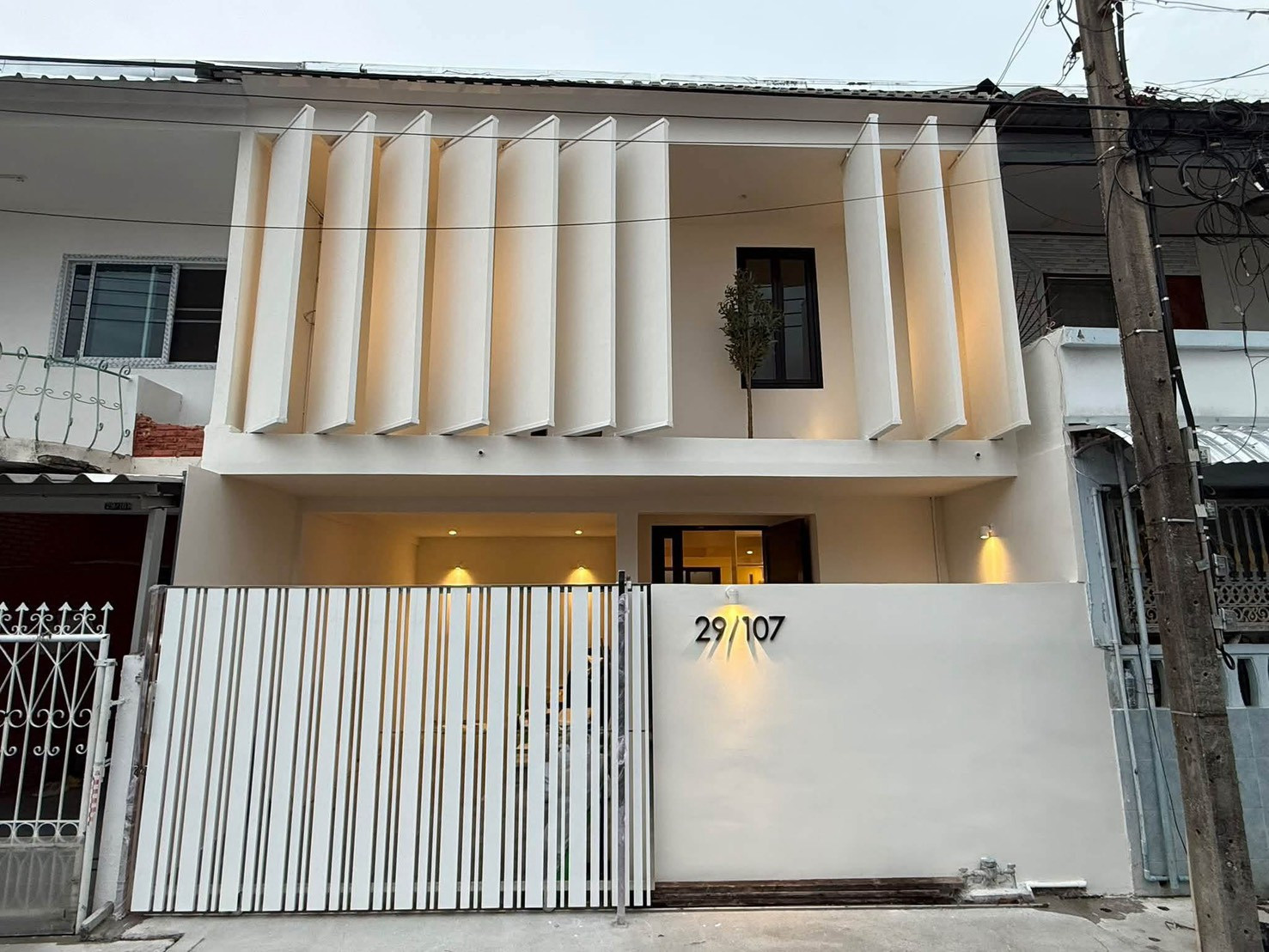 ME2500601 Minimal house for sale in the heart of Lat Phrao 41, has a private courtyard, only 5.49 million. ME2500601 Minimal house for sale in the heart of Lat Phrao 41, has a private courtyard, only 5.49 million.