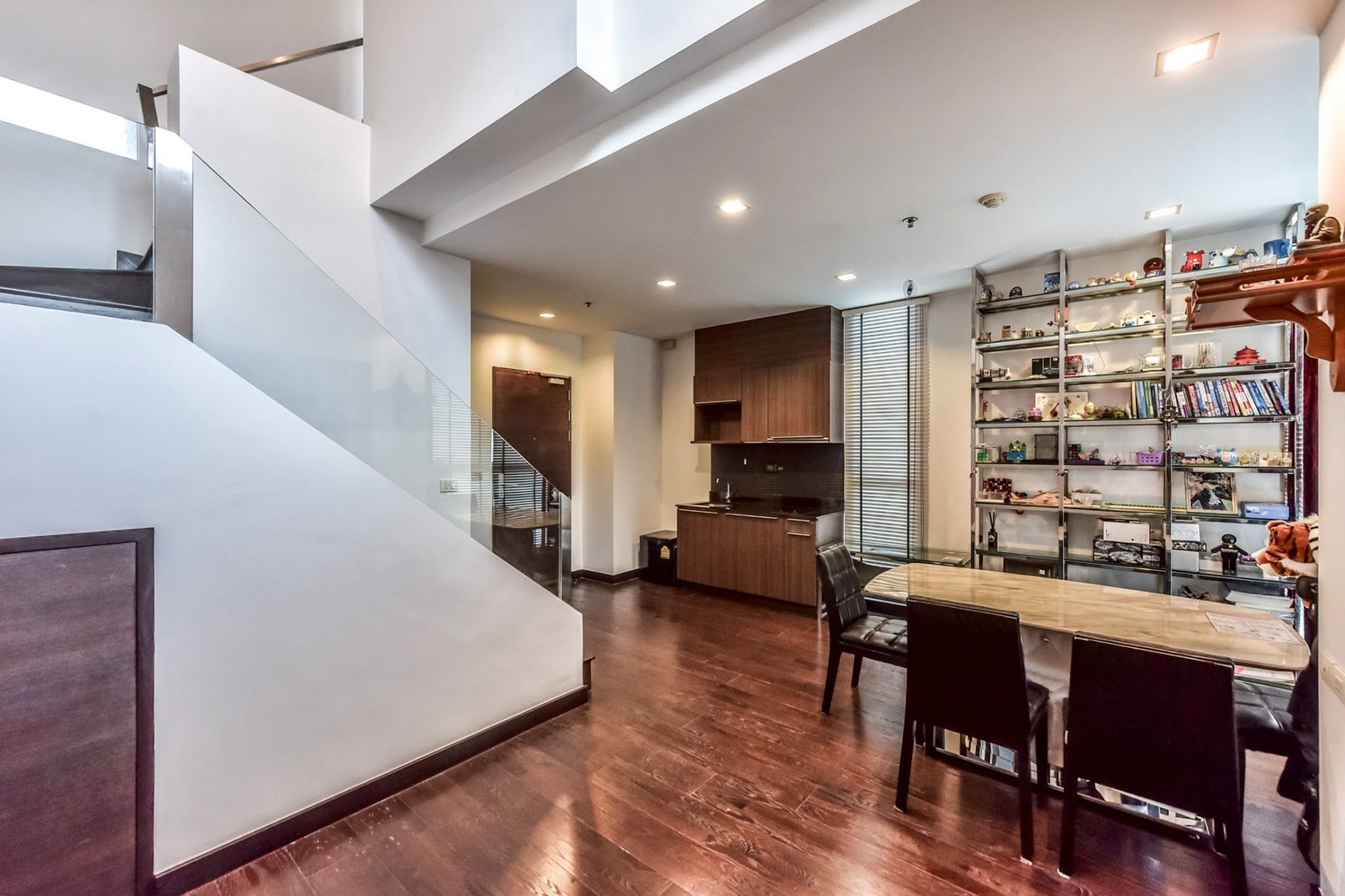 Room for sale, Rare Item Ideo Q Phayathai Duplex, 1 bedroom, 2 bathrooms, fully decorated with built-ins, Interchange location, walk 60 m. to BTS. Room for sale, Rare Item Ideo Q Phayathai Duplex, 1 bedroom, 2 bathrooms, fully decorated with built-ins, Interchange location, walk 60 m. to BTS.