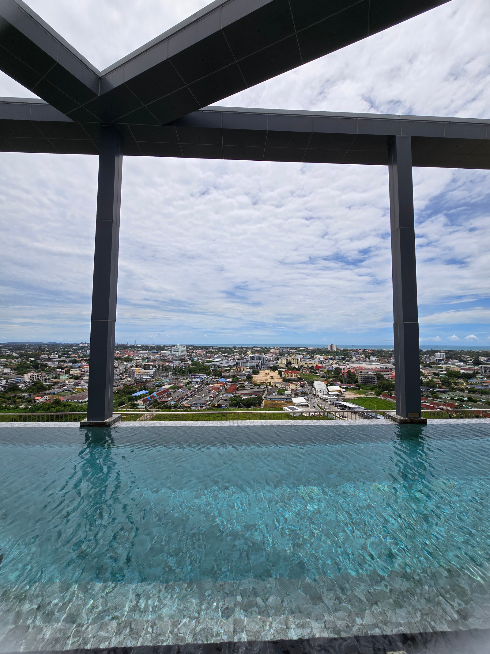 Condo for sale ESCENT Rayong 1, selling for 1,900,000 baht only, including transfer, trendy life, luxurious CONDO style. – รูปที่ 3