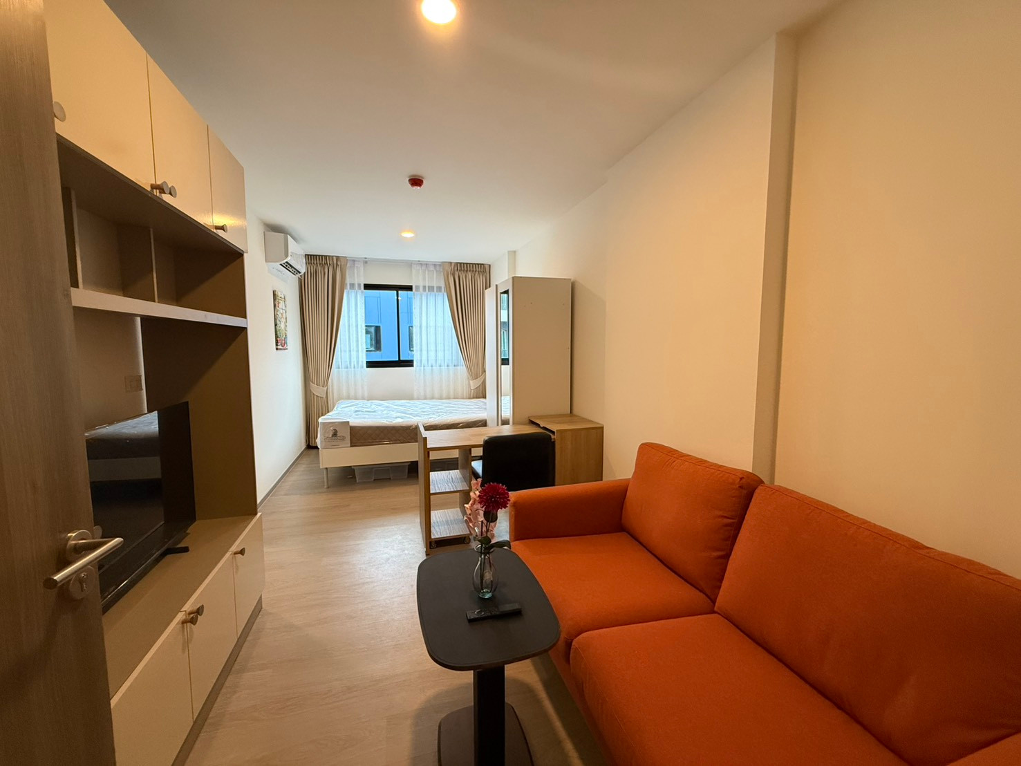 1 bedroom, pool view, has a washing machine and dryer. 1 bedroom, pool view, has a washing machine and dryer.