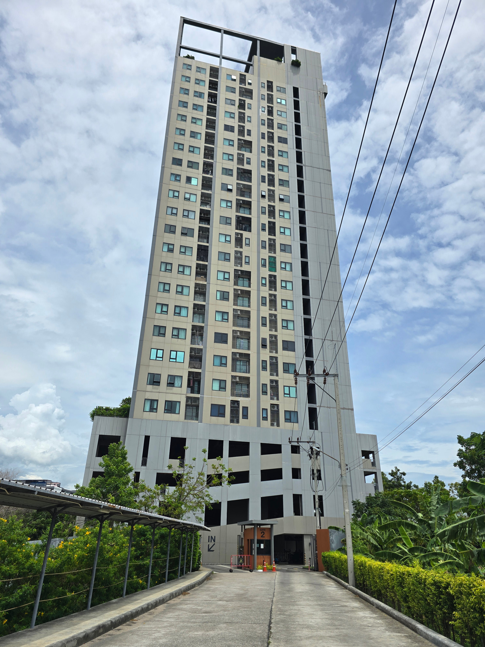 Condo for sale ESCENT Rayong 1, selling for 1,900,000 baht only, including transfer, trendy life, luxurious CONDO style.