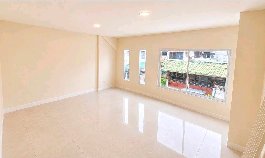 ขายทาวน์โฮม 3 ชั้น หมู่บ้านลาซาลเพลส  ลาซาล 24 รีโนเวทใหม่ หลังมุม – รูปที่ 3
