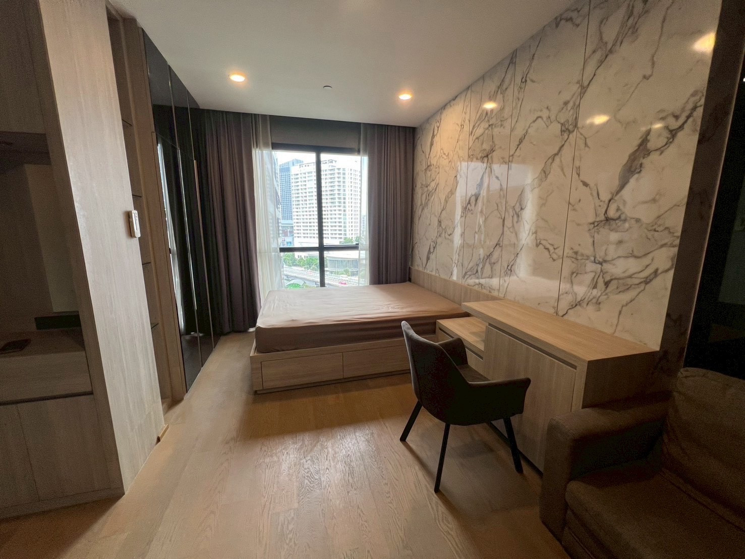 📍For rent!! Ashton Chula - Silom 💥Cheapest right now!! Only 22,000฿ / month💥 (compared to a room of the same size This room is a great value!) 🛋 Studio | 25 sq m. 📞 Contact: Aomam (Agent) Tel / Line ID: 095-587-1692 WhatsApp: +66 95 587 1692 – รูปที่ 2
